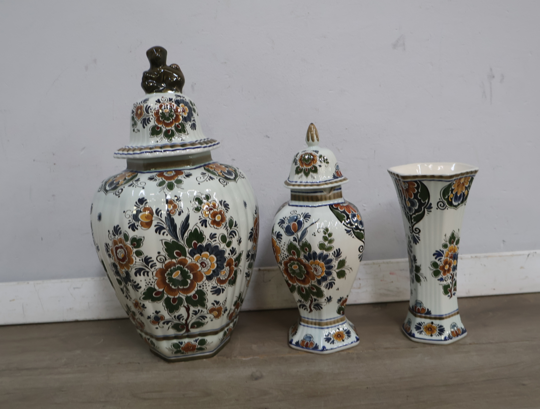 Gekleurd Delfts aardewerk vazen en pot met deksel – foto 2 – kavel bij GSD Auctions, Zoeterwoude