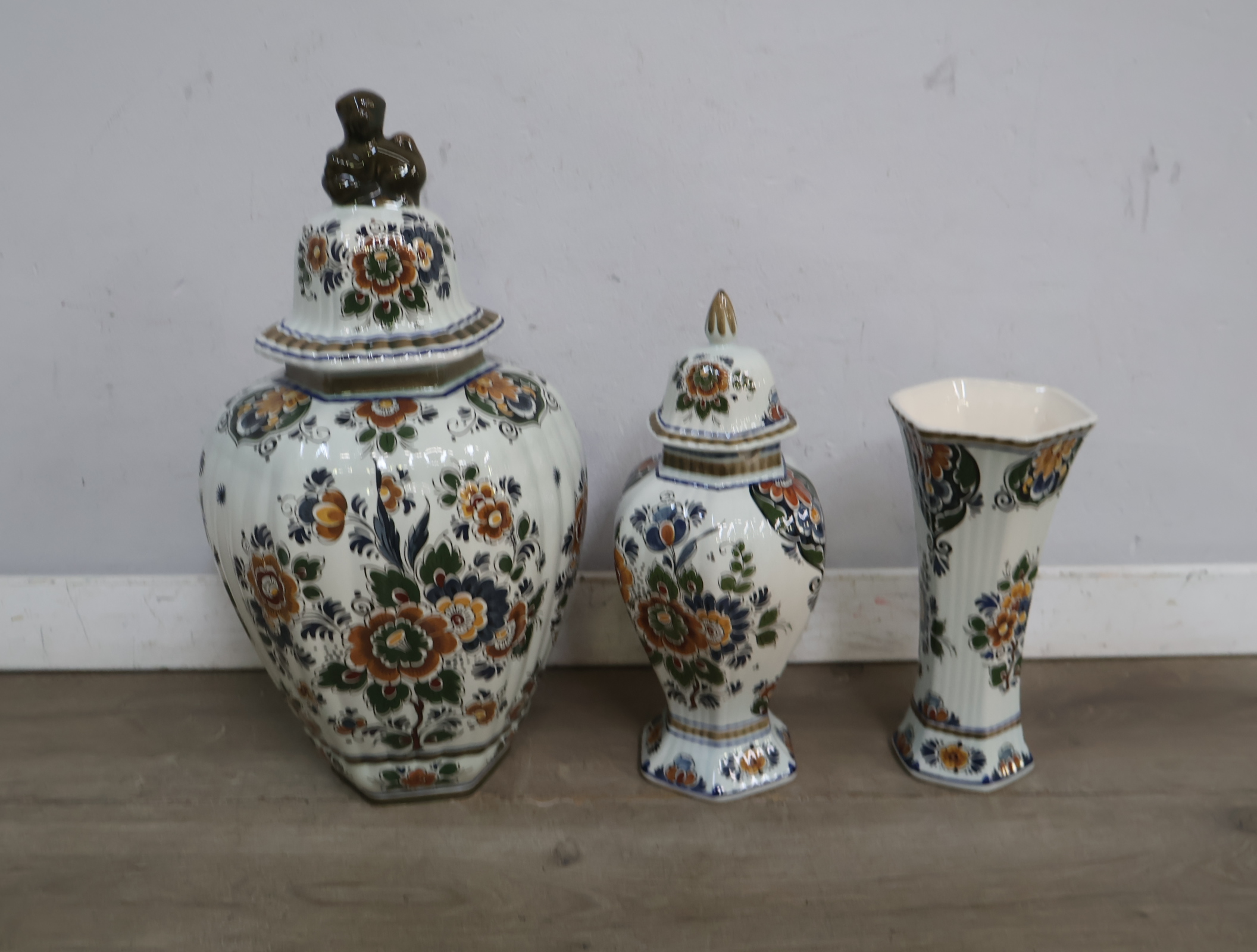 Gekleurd Delfts aardewerk vazen en pot met deksel – foto 3 – kavel bij GSD Auctions, Zoeterwoude
