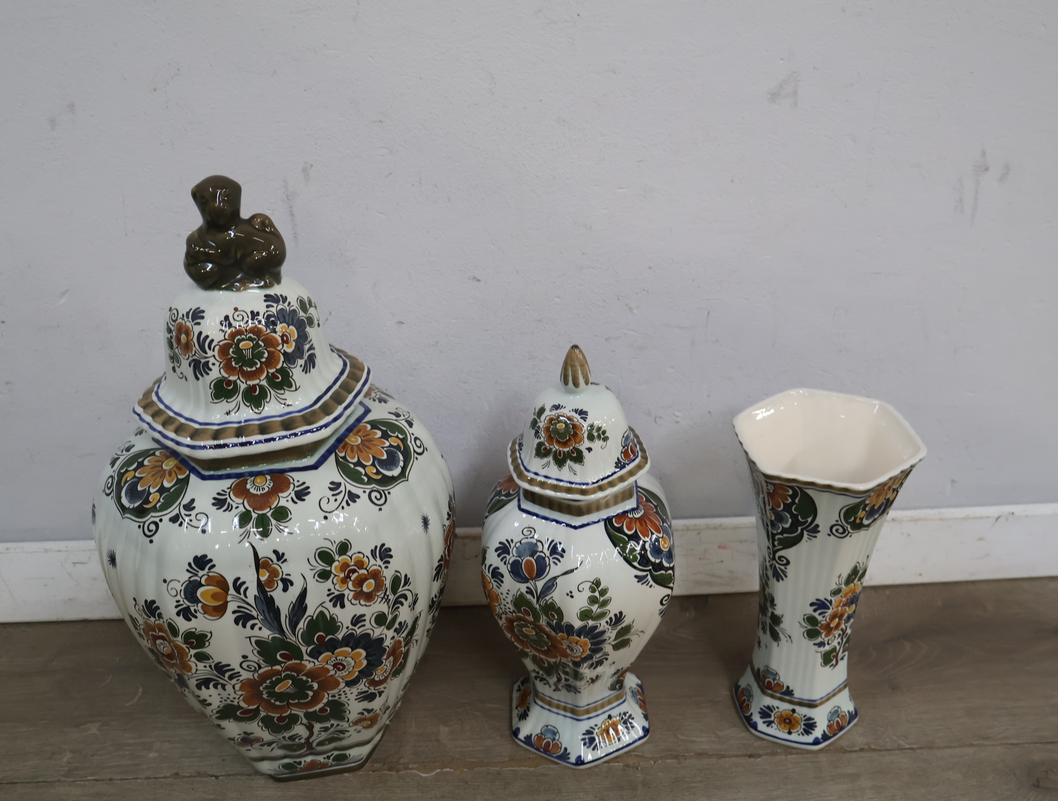 Gekleurd Delfts aardewerk vazen en pot met deksel – foto 4 – kavel bij GSD Auctions, Zoeterwoude