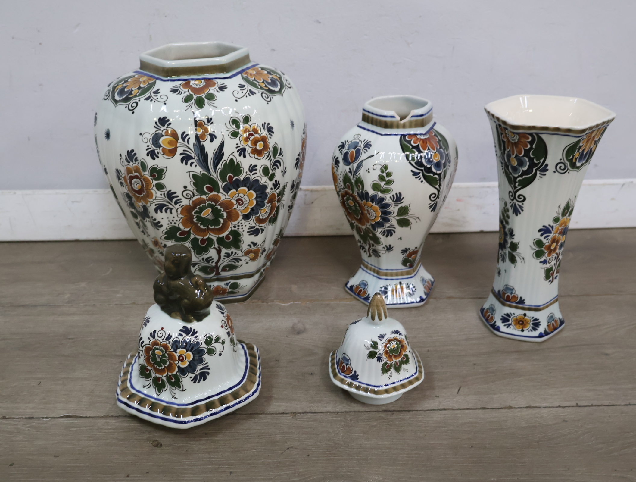 Gekleurd Delfts aardewerk vazen en pot met deksel – foto 5 – kavel bij GSD Auctions, Zoeterwoude