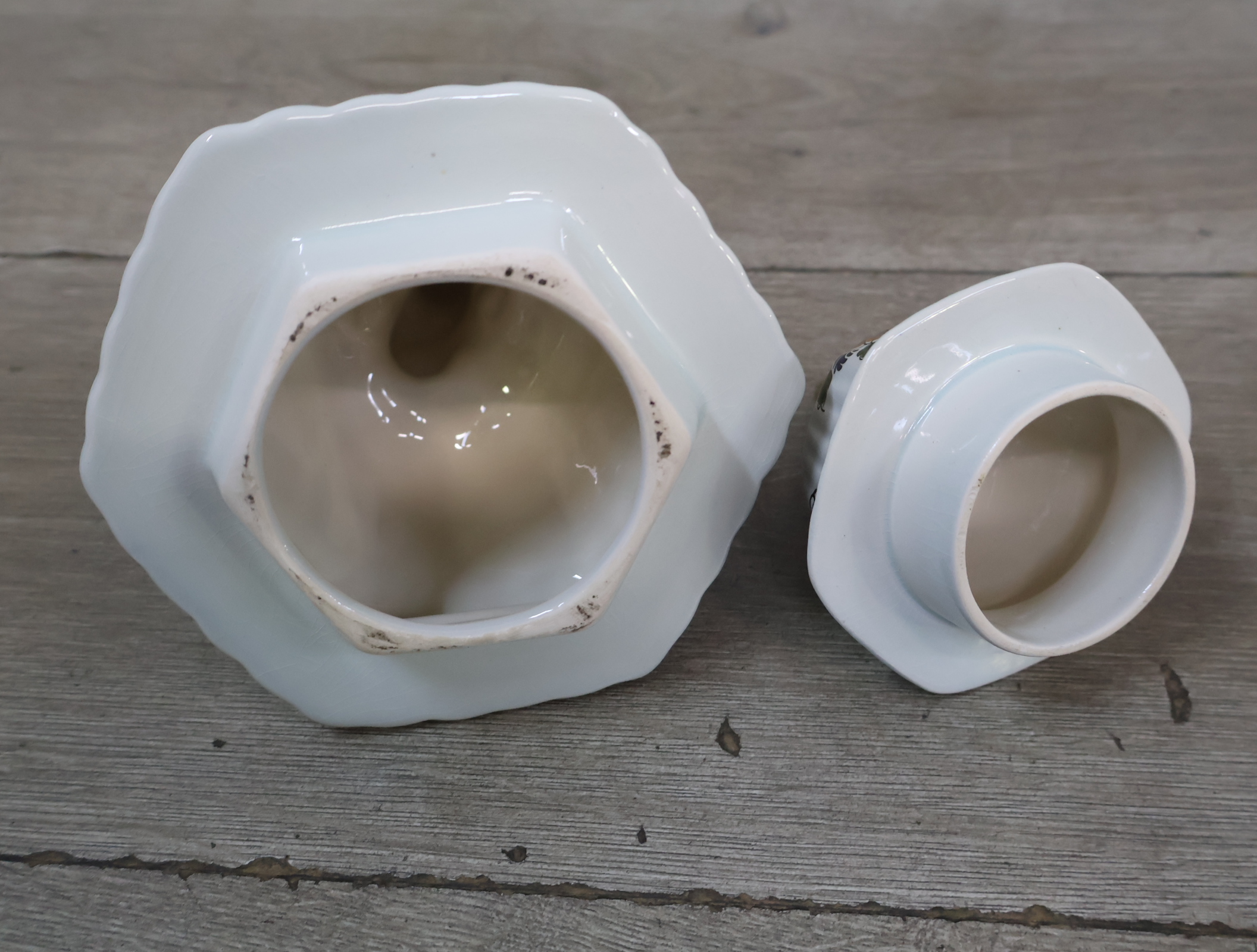 Gekleurd Delfts aardewerk vazen en pot met deksel – foto 6 – kavel bij GSD Auctions, Zoeterwoude