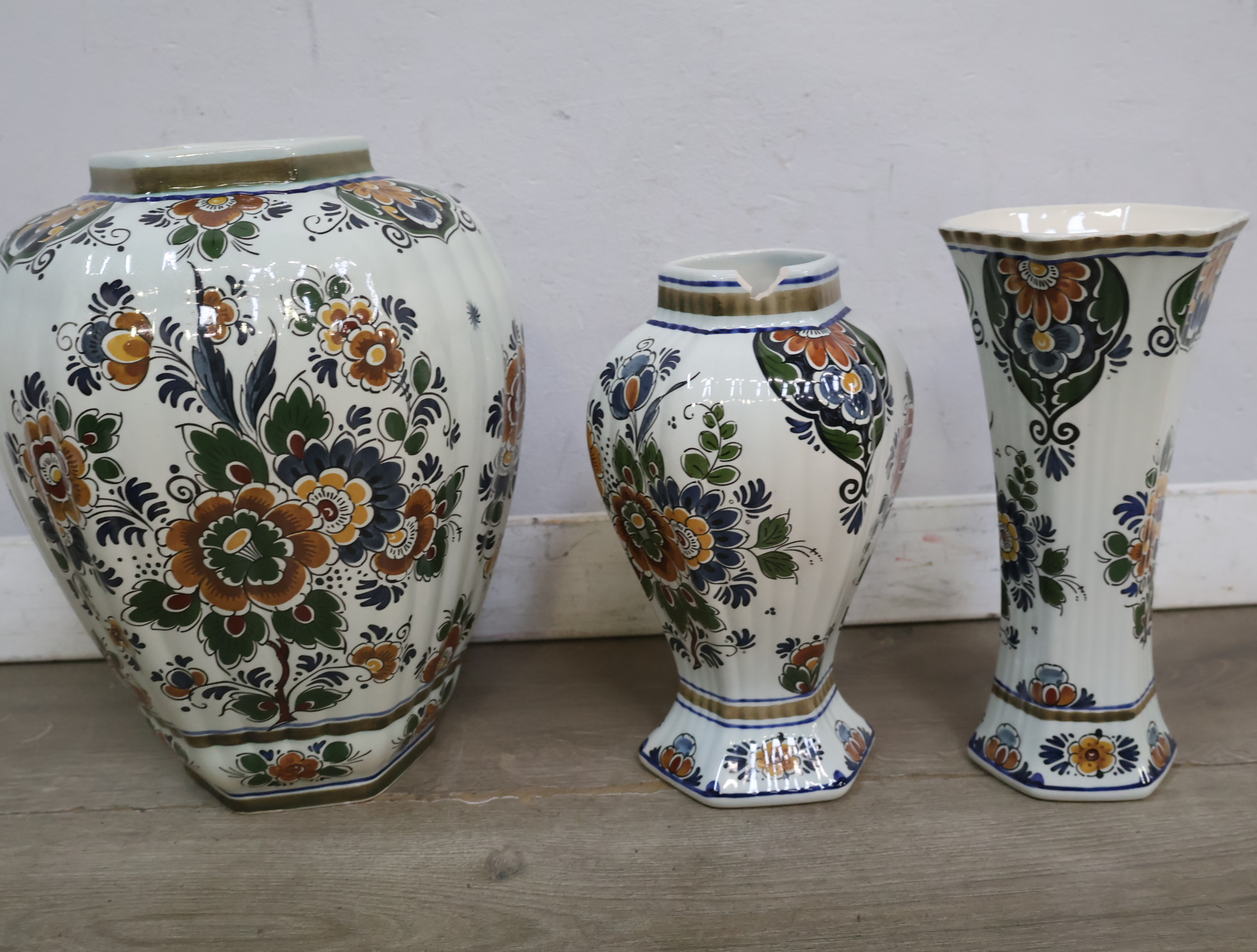 Gekleurd Delfts aardewerk vazen en pot met deksel – foto 7 – kavel bij GSD Auctions, Zoeterwoude
