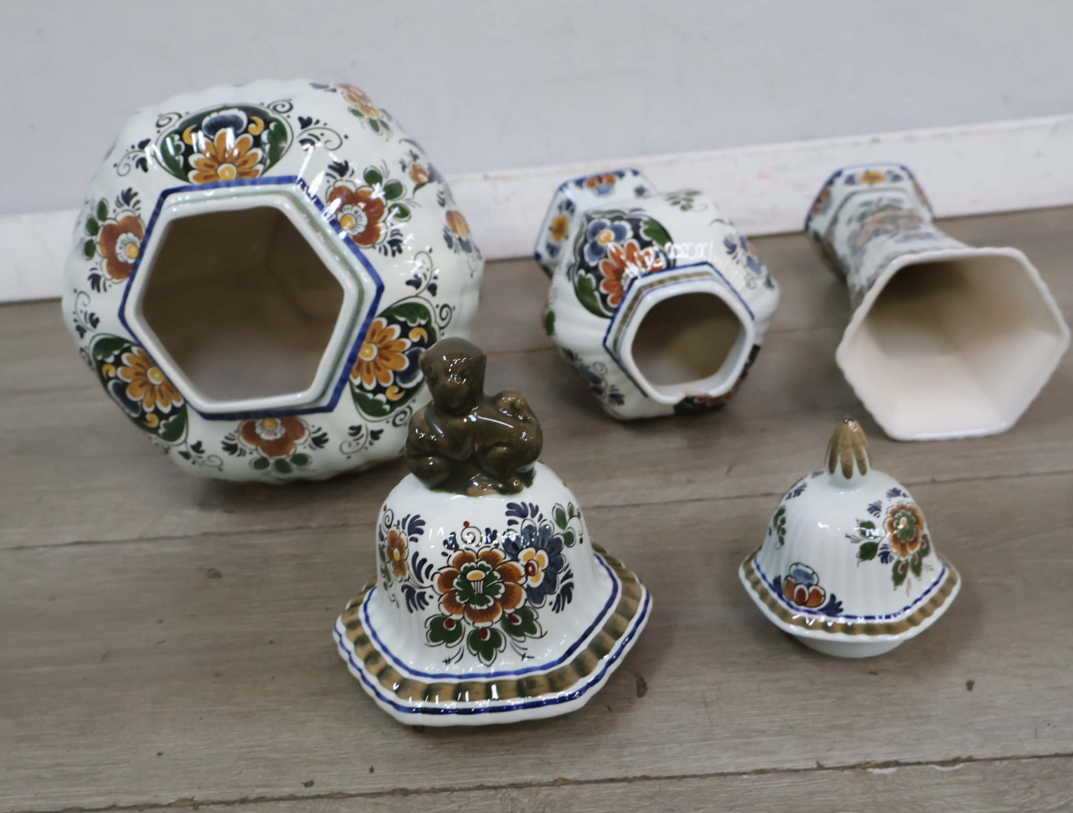 Gekleurd Delfts aardewerk vazen en pot met deksel – foto 9 – kavel bij GSD Auctions, Zoeterwoude