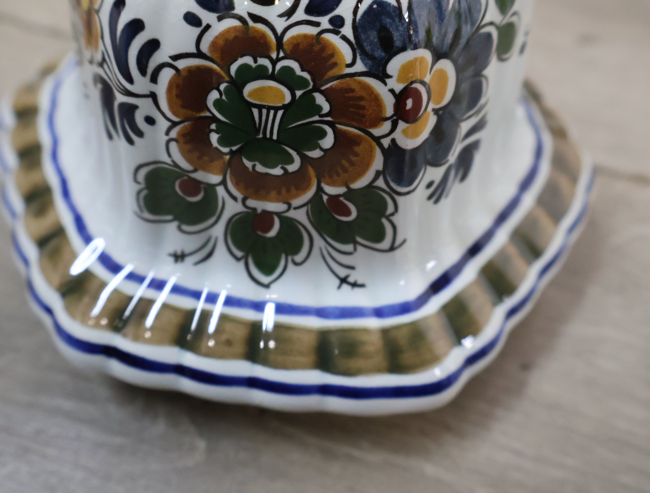 Gekleurd Delfts aardewerk vazen en pot met deksel – foto 10 – kavel bij GSD Auctions, Zoeterwoude