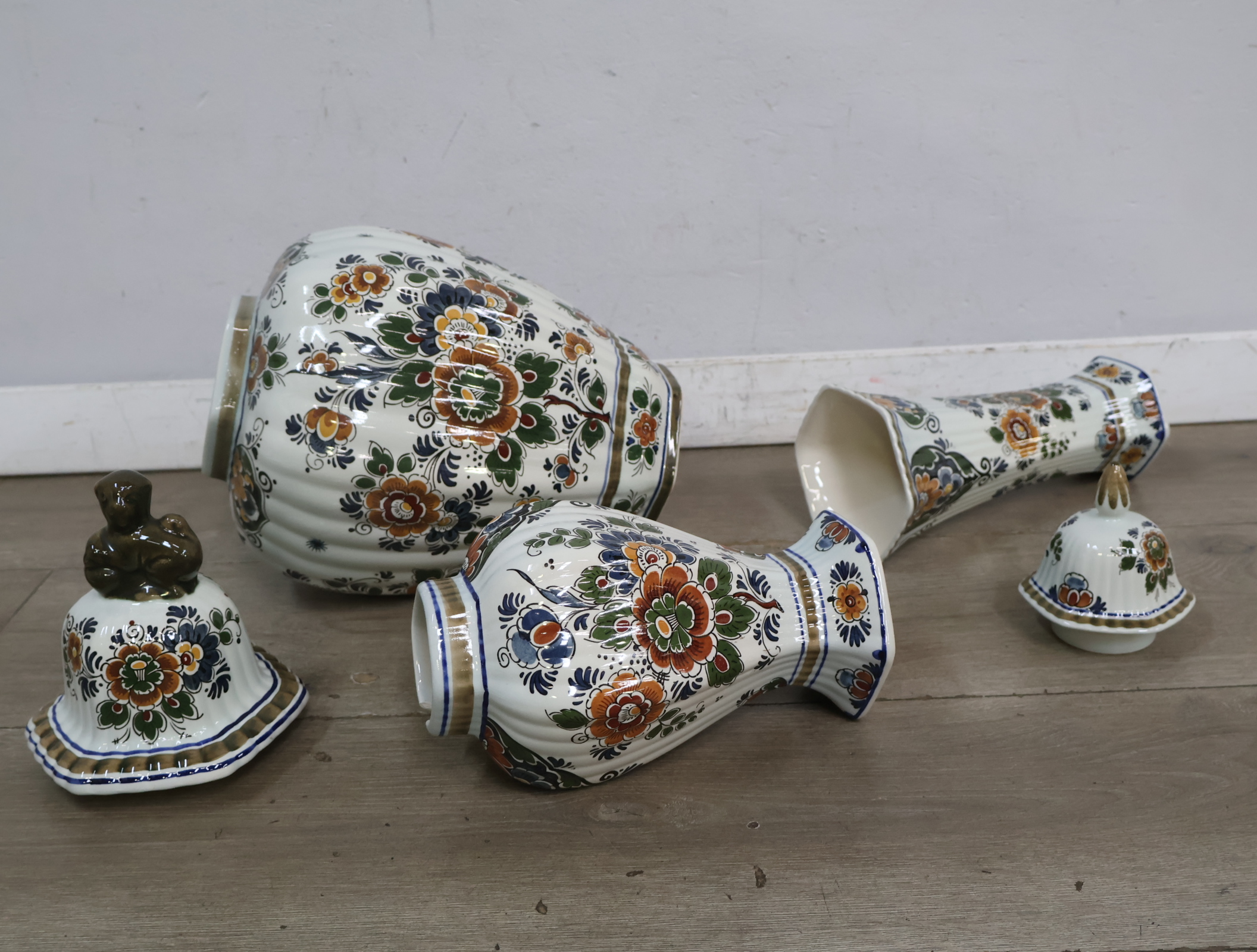 Gekleurd Delfts aardewerk vazen en pot met deksel – foto 11 – kavel bij GSD Auctions, Zoeterwoude