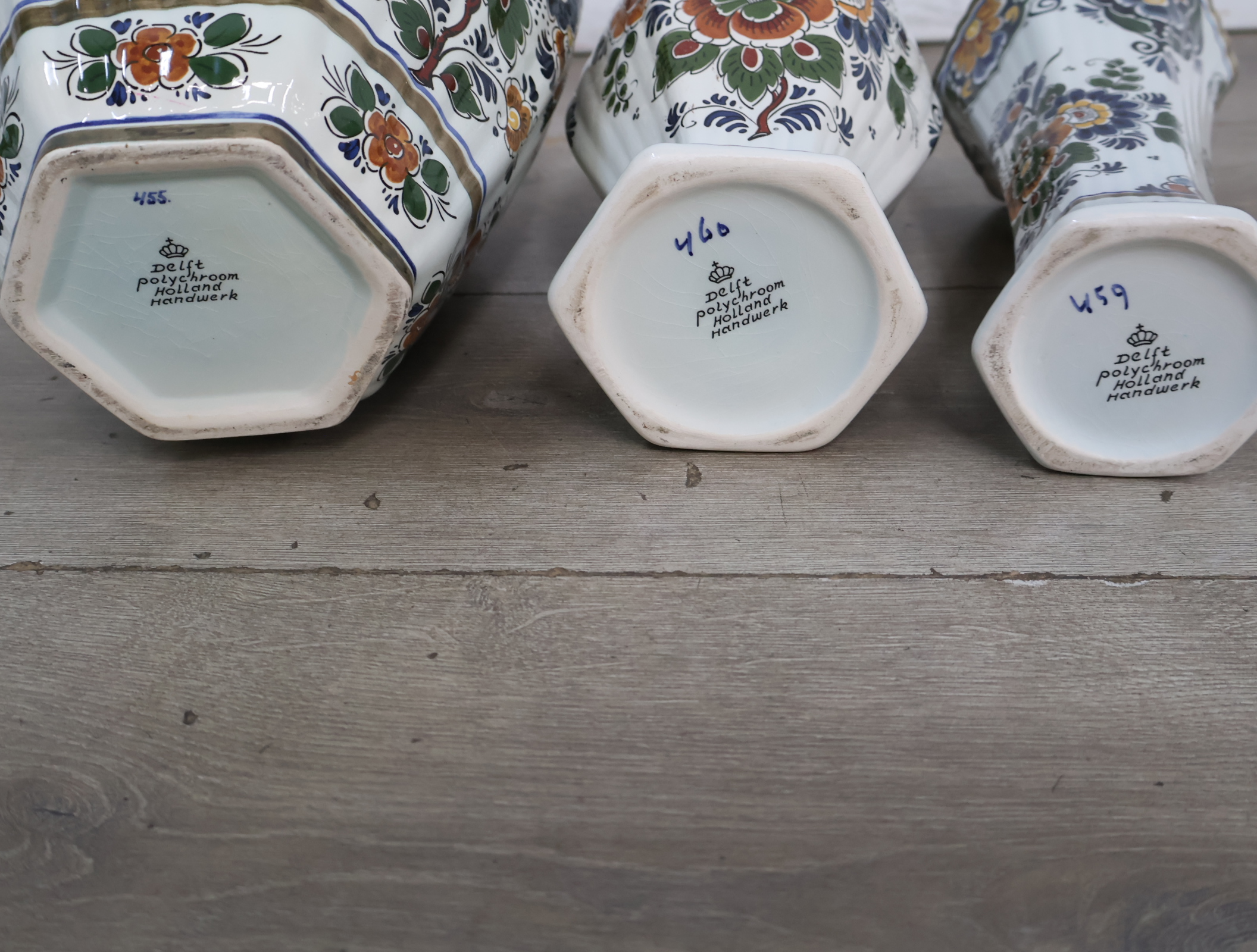 Gekleurd Delfts aardewerk vazen en pot met deksel – foto 12 – kavel bij GSD Auctions, Zoeterwoude