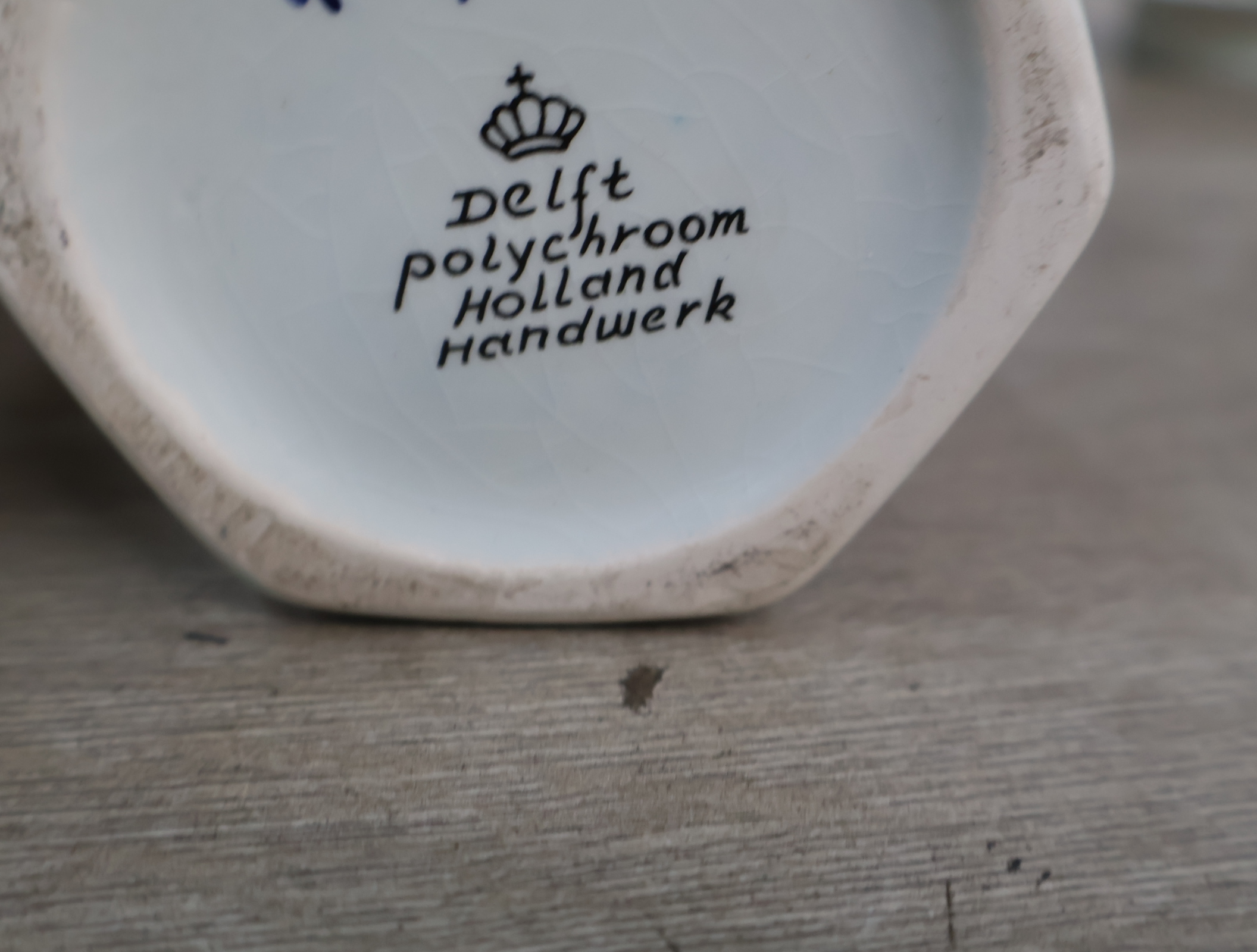 Gekleurd Delfts aardewerk vazen en pot met deksel – foto 13 – kavel bij GSD Auctions, Zoeterwoude