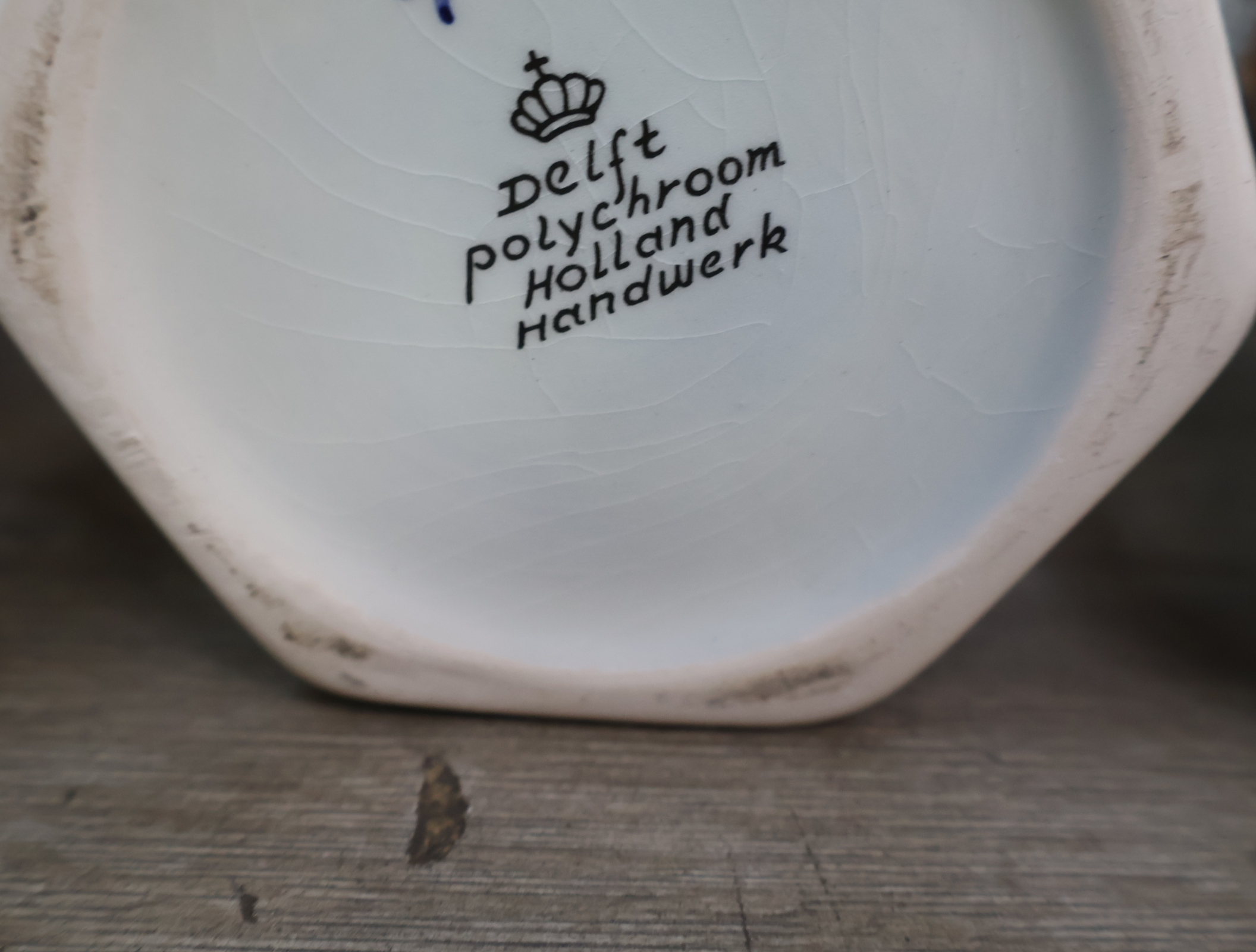 Gekleurd Delfts aardewerk vazen en pot met deksel – foto 14 – kavel bij GSD Auctions, Zoeterwoude