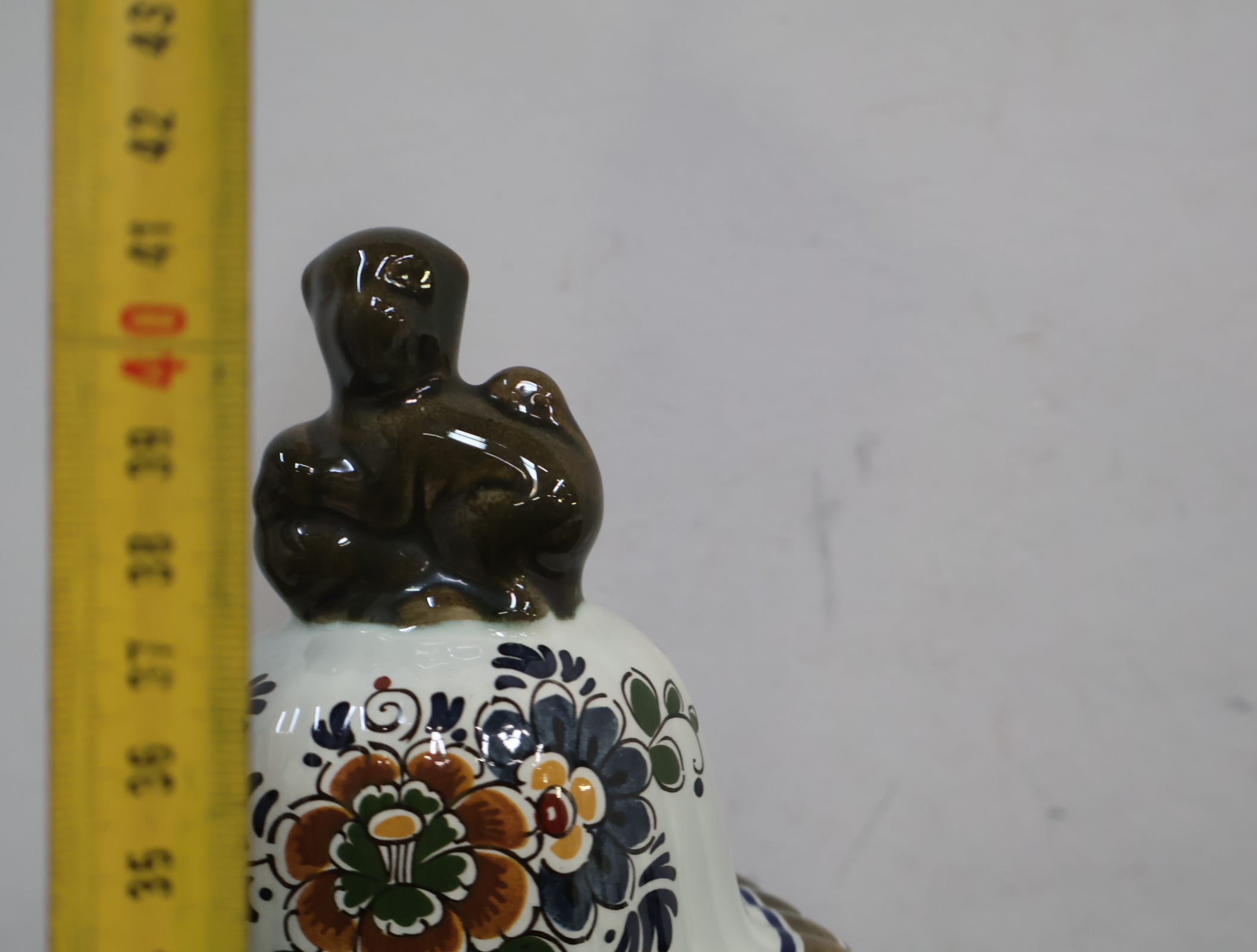 Gekleurd Delfts aardewerk vazen en pot met deksel – foto 16 – kavel bij GSD Auctions, Zoeterwoude