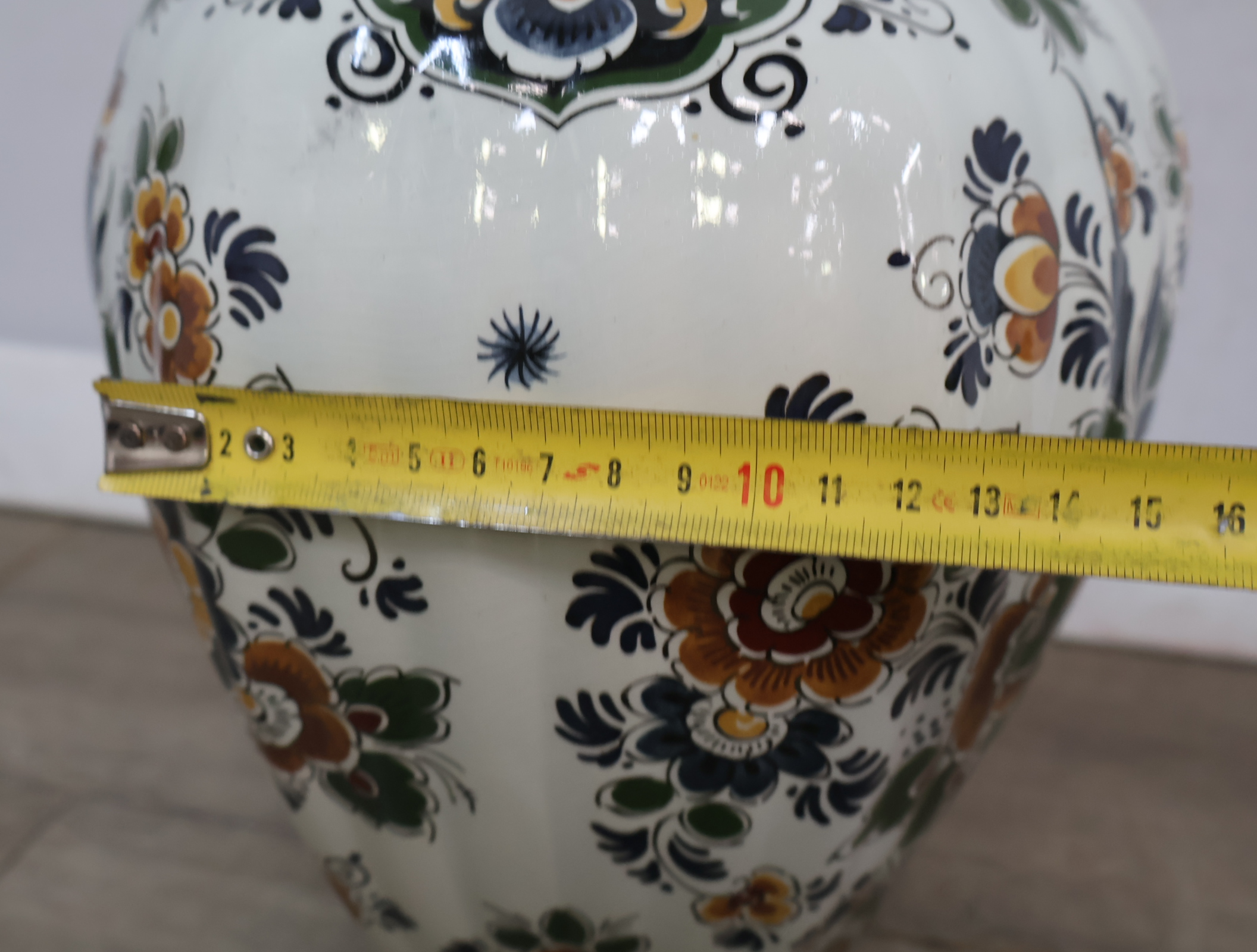 Gekleurd Delfts aardewerk vazen en pot met deksel – foto 17 – kavel bij GSD Auctions, Zoeterwoude