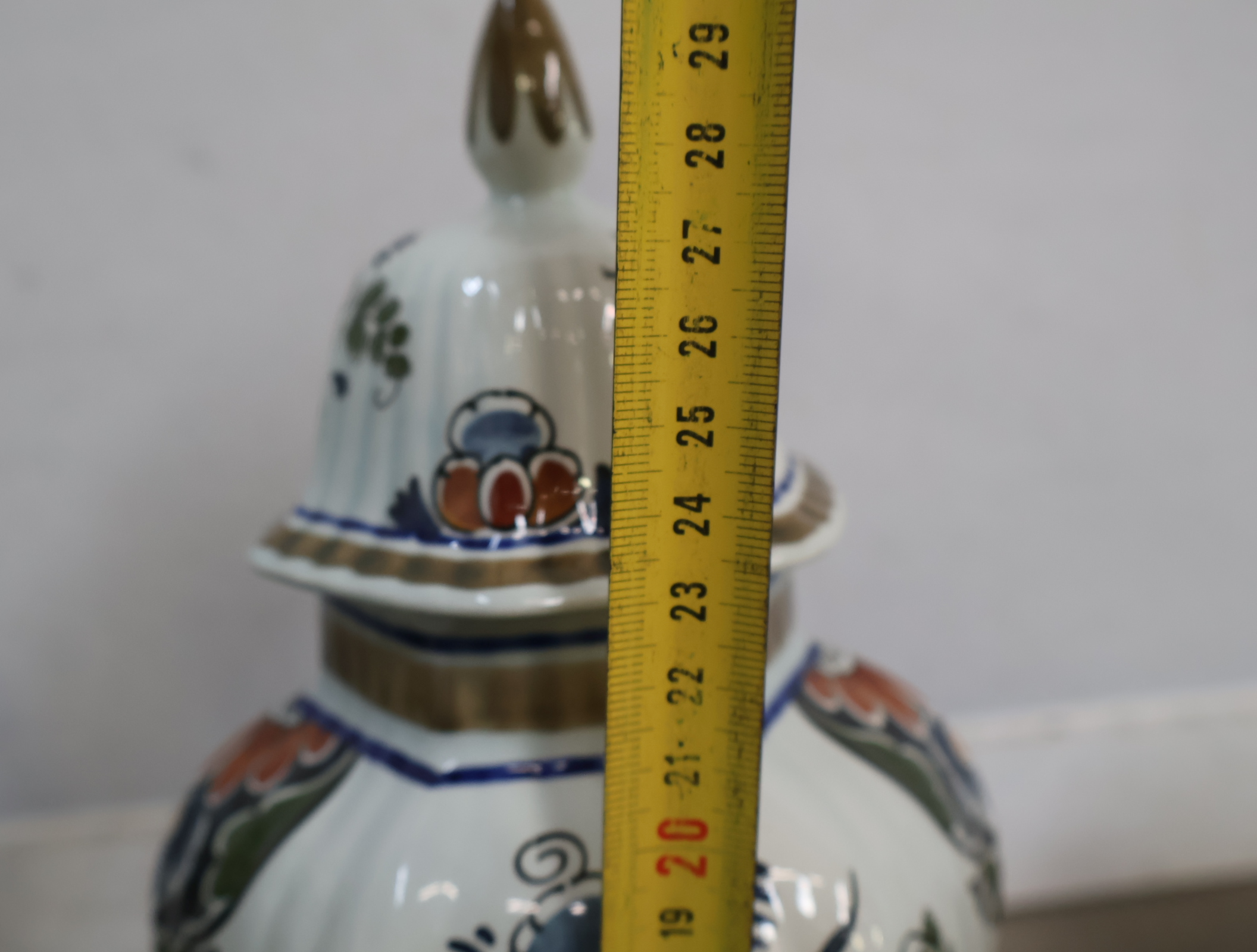 Gekleurd Delfts aardewerk vazen en pot met deksel – foto 18 – kavel bij GSD Auctions, Zoeterwoude