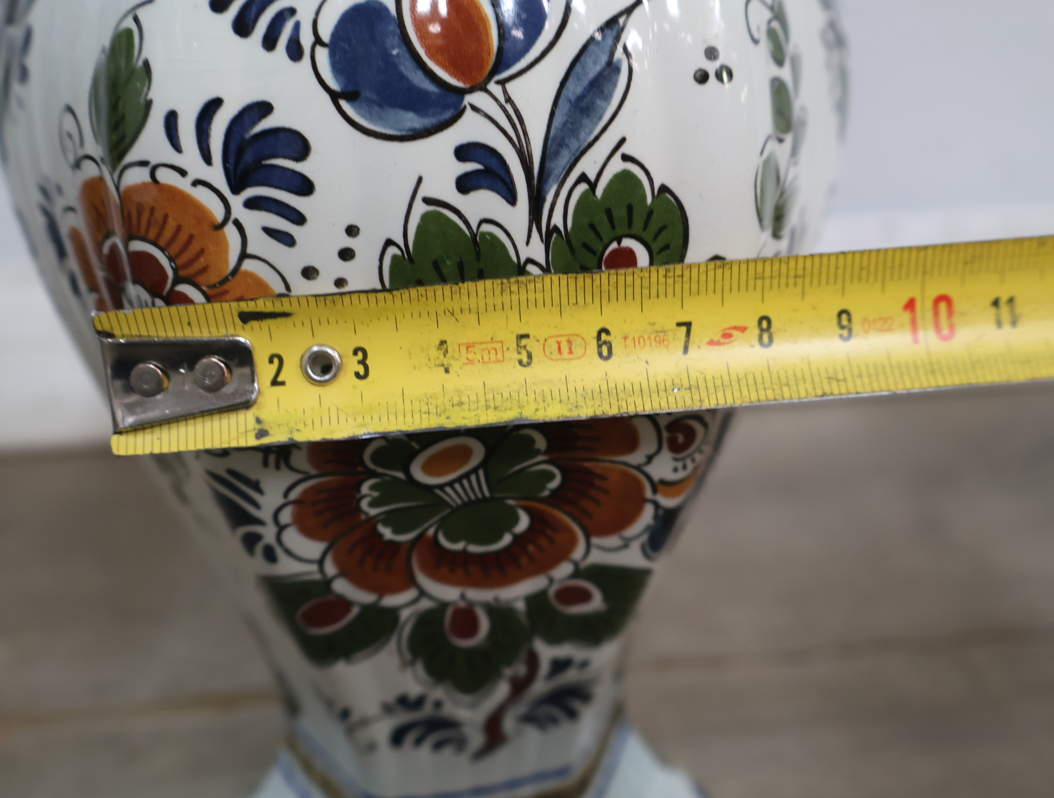 Gekleurd Delfts aardewerk vazen en pot met deksel – foto 19 – kavel bij GSD Auctions, Zoeterwoude