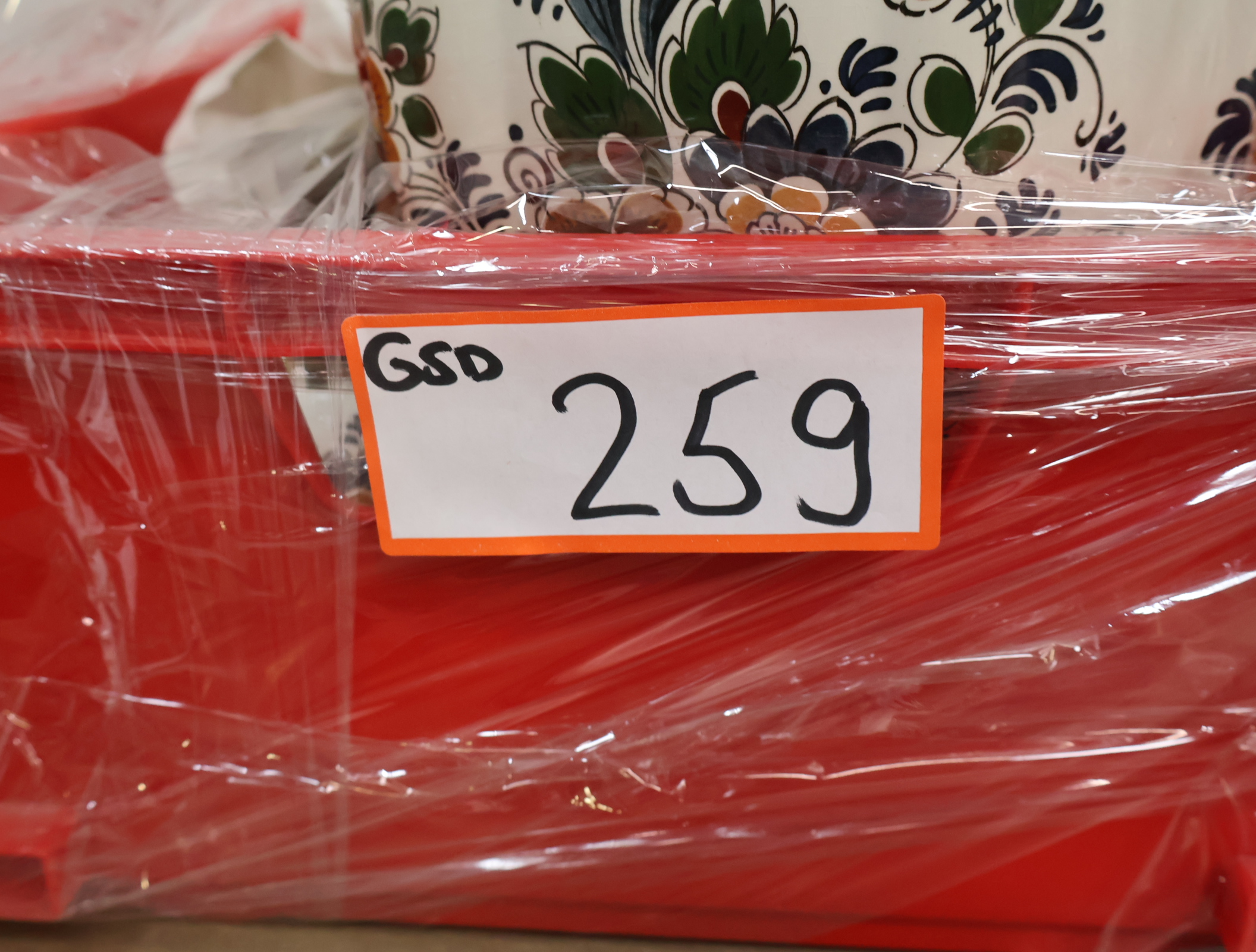 Gekleurd Delfts aardewerk vazen en pot met deksel – foto 20 – kavel bij GSD Auctions, Zoeterwoude