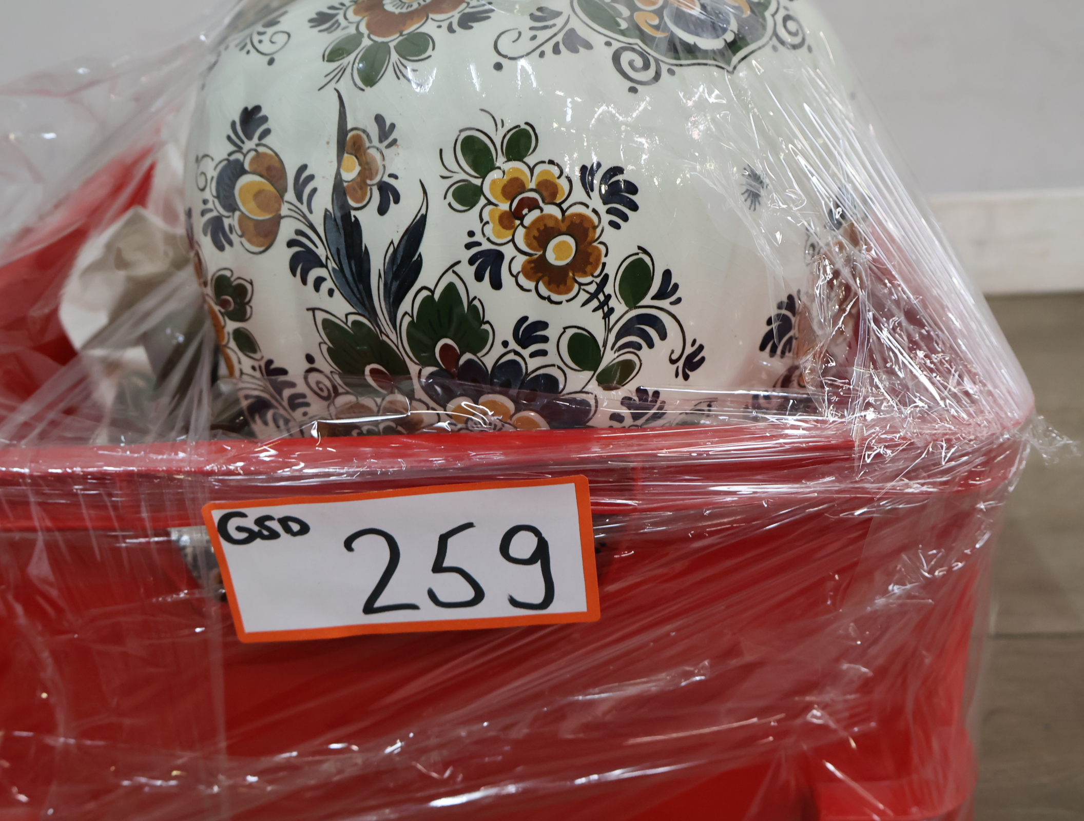 Gekleurd Delfts aardewerk vazen en pot met deksel – foto 21 – kavel bij GSD Auctions, Zoeterwoude