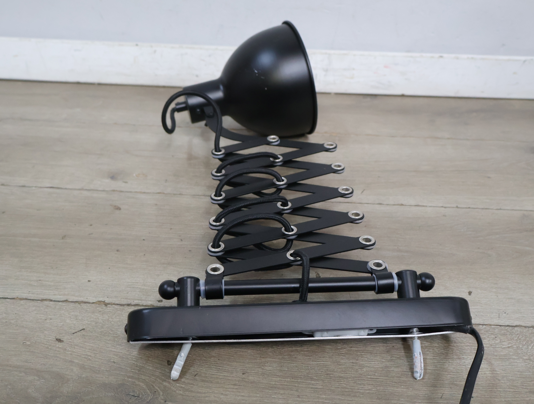 Industriële uitschuifbare wandlamp – foto 8 – kavel bij GSD Auctions, Zoeterwoude