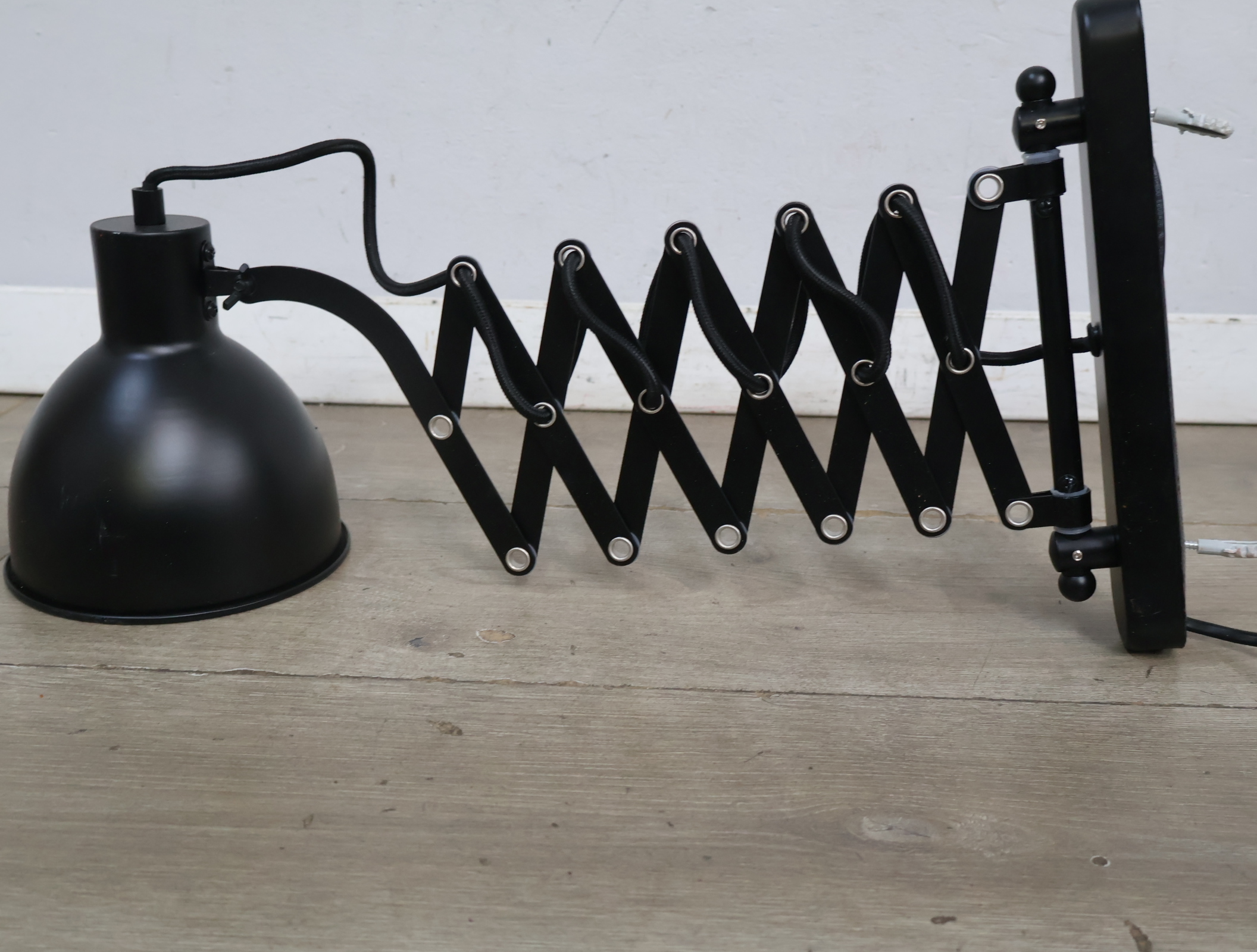 Industriële uitschuifbare wandlamp – foto 10 – kavel bij GSD Auctions, Zoeterwoude
