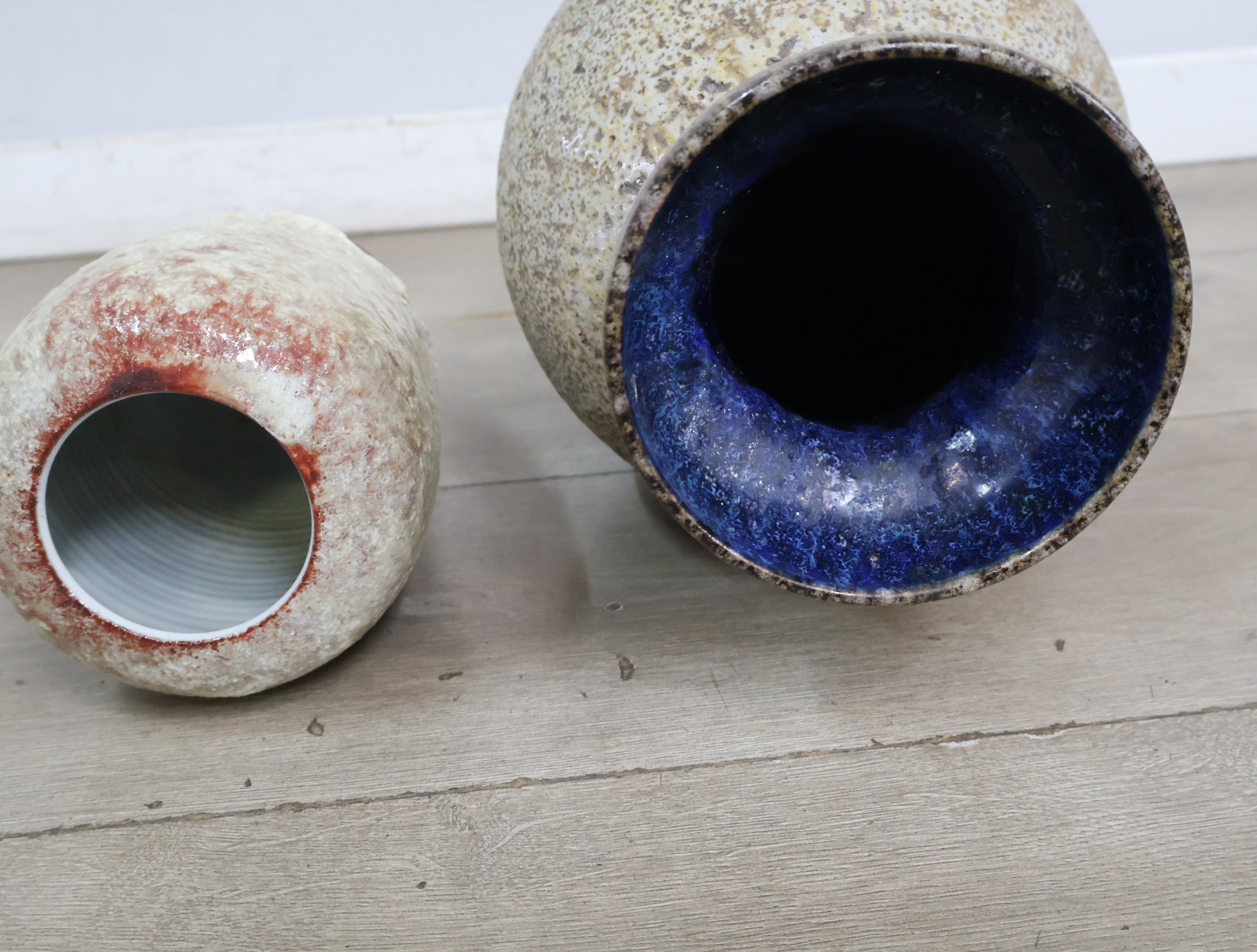 Set van twee keramische vazen – foto 8 – kavel bij GSD Auctions, Zoeterwoude