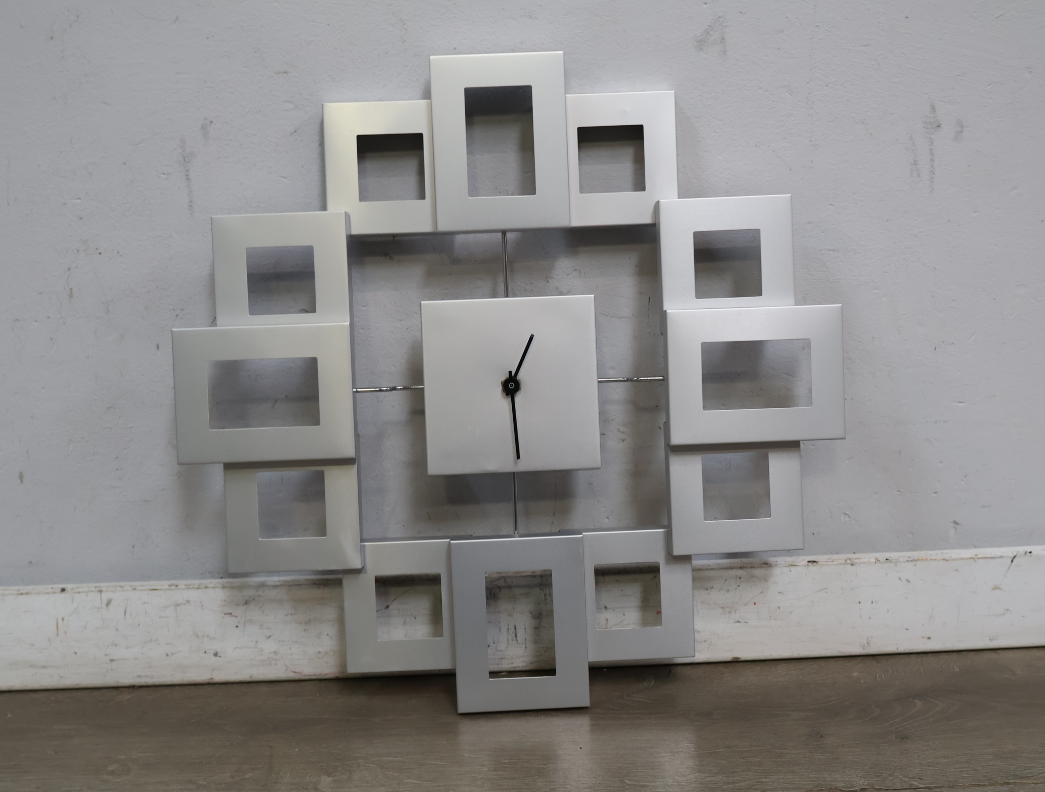 Wandklok met vierkante open frames – foto 3 – kavel bij GSD Auctions, Zoeterwoude