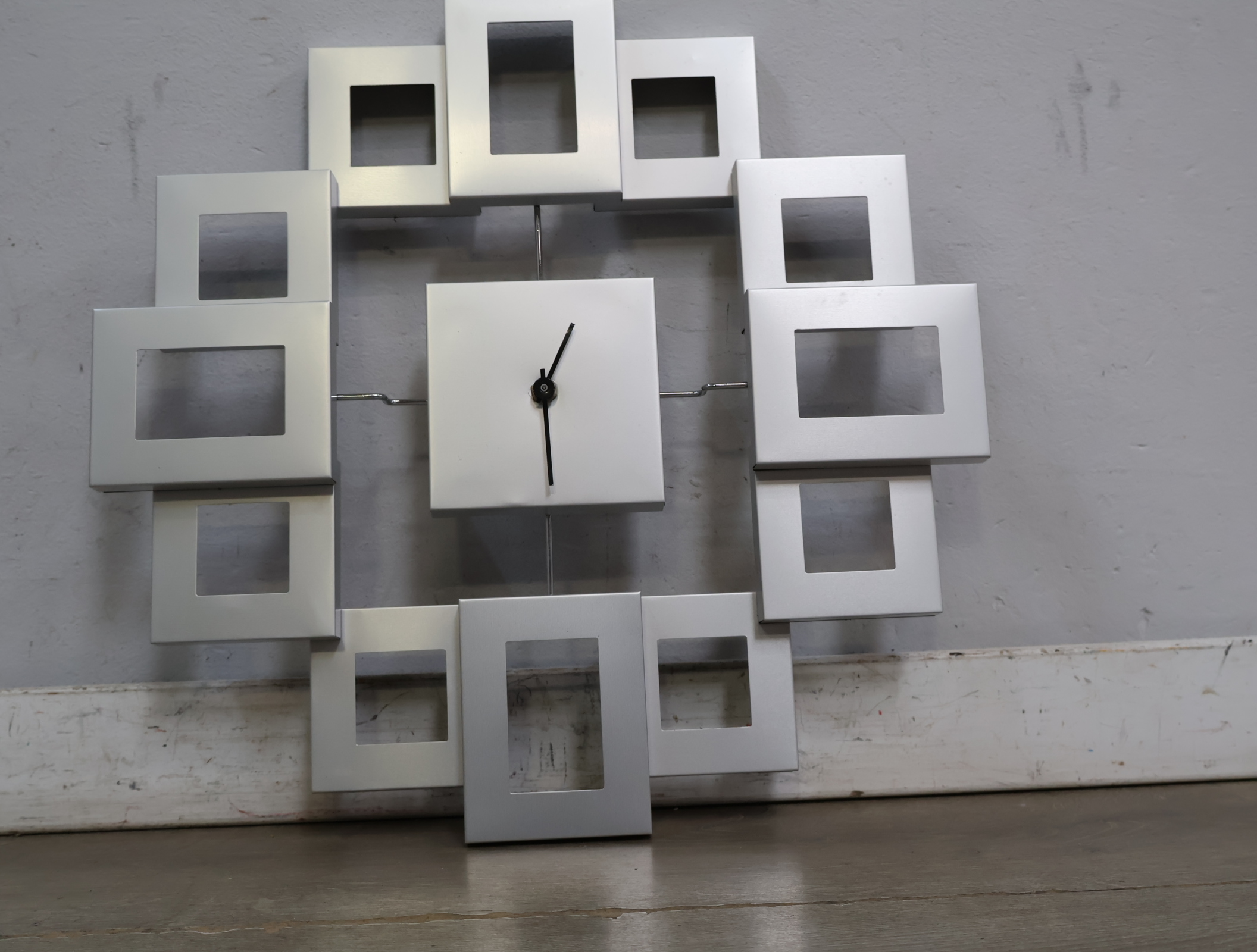 Wandklok met vierkante open frames – foto 6 – kavel bij GSD Auctions, Zoeterwoude