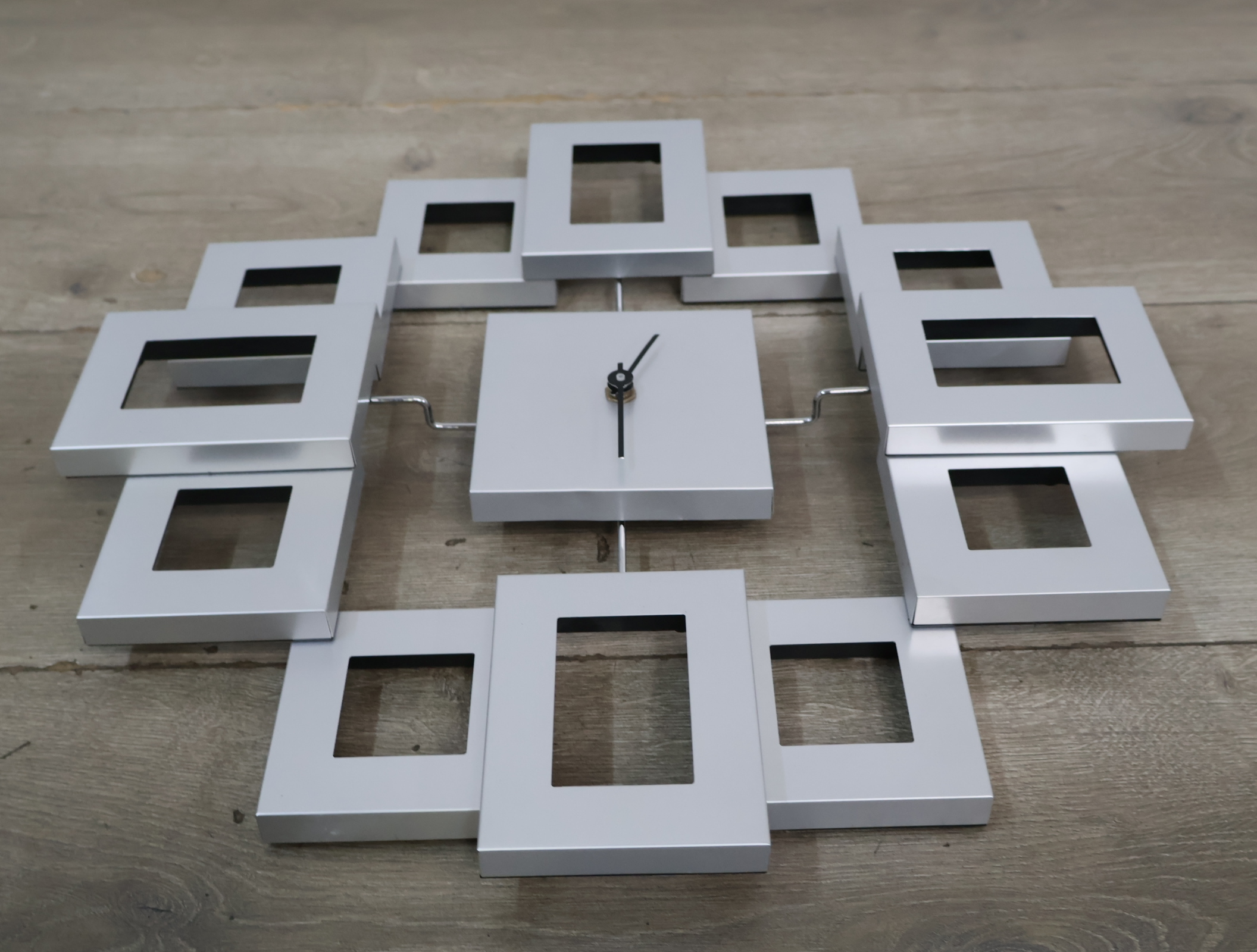 Wandklok met vierkante open frames – foto 9 – kavel bij GSD Auctions, Zoeterwoude