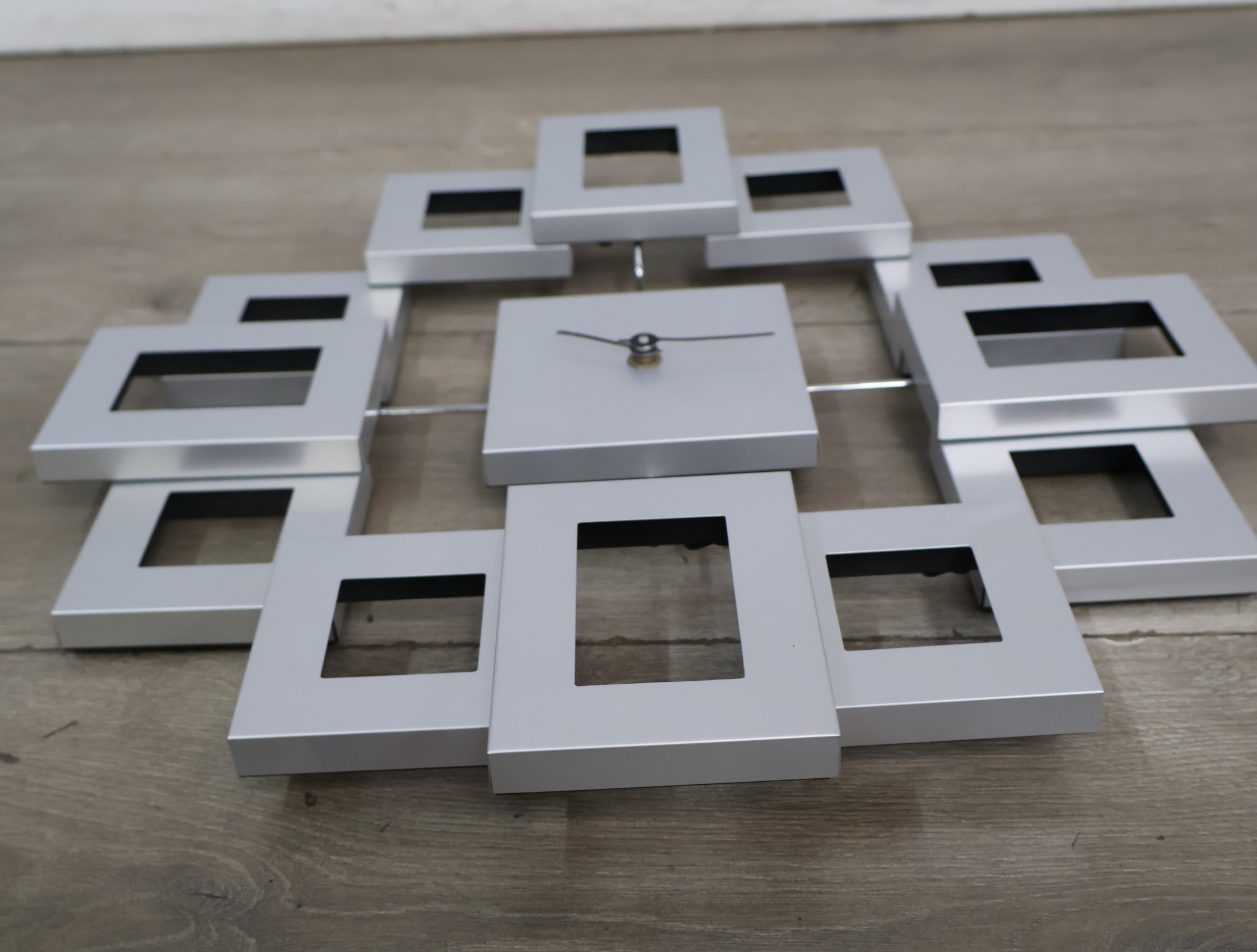 Wandklok met vierkante open frames – foto 10 – kavel bij GSD Auctions, Zoeterwoude