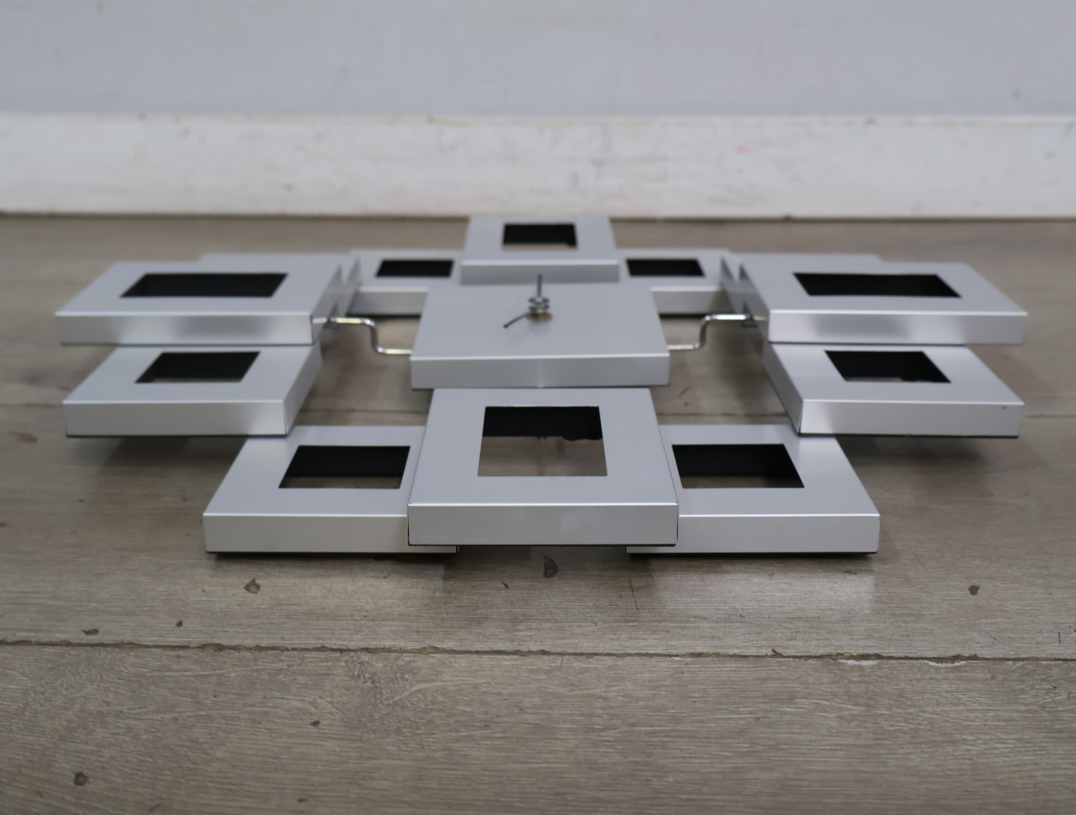 Wandklok met vierkante open frames – foto 11 – kavel bij GSD Auctions, Zoeterwoude