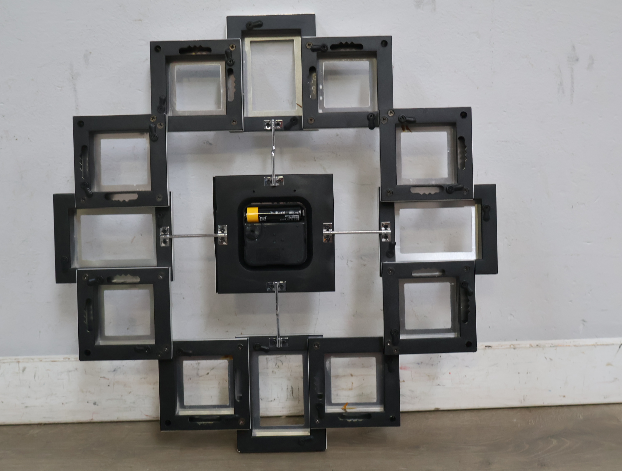 Wandklok met vierkante open frames – foto 12 – kavel bij GSD Auctions, Zoeterwoude