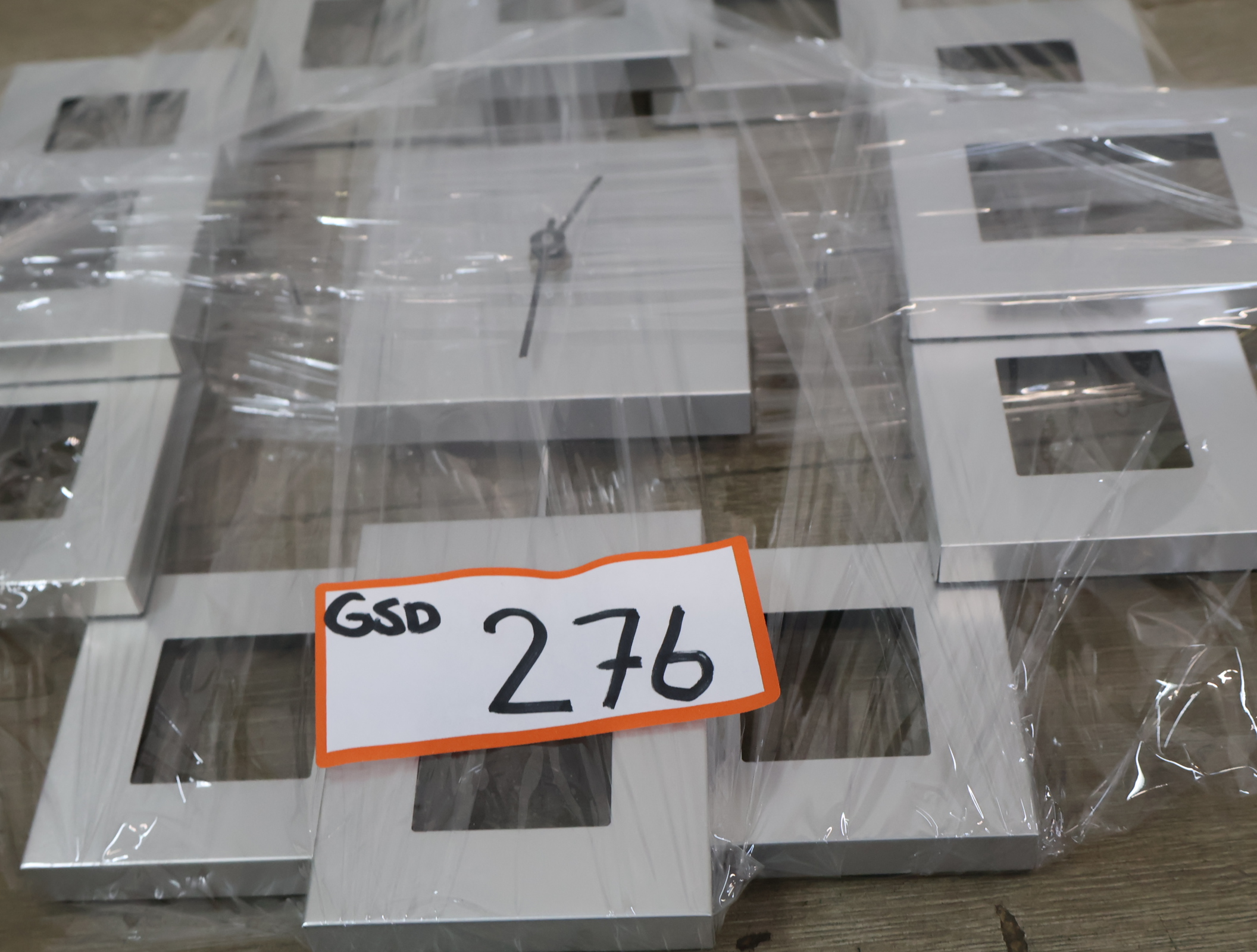 Wandklok met vierkante open frames – foto 17 – kavel bij GSD Auctions, Zoeterwoude
