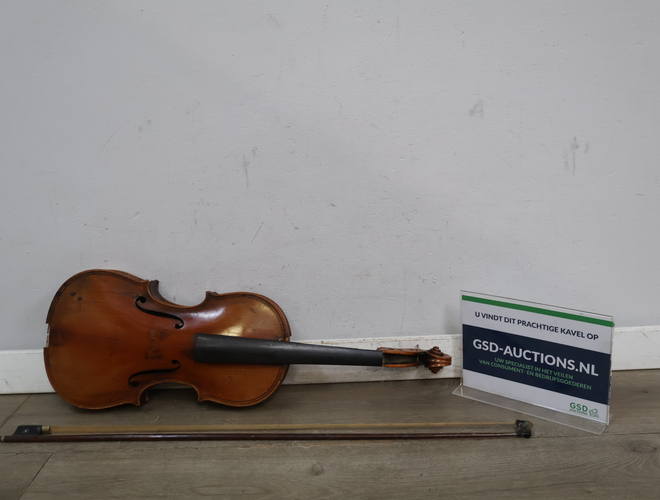 Houten viool met strijkstok, zonder brug en snaren – foto 2 – kavel bij GSD Auctions, Zoeterwoude