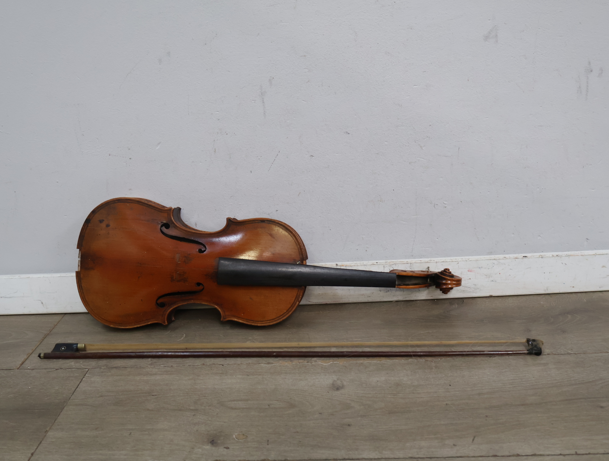 Houten viool met strijkstok, zonder brug en snaren – foto 3 – kavel bij GSD Auctions, Zoeterwoude