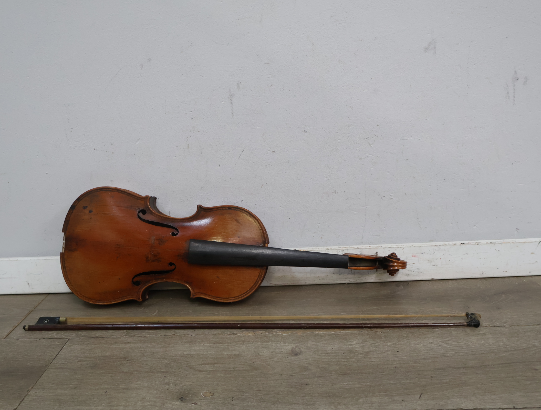 Houten viool met strijkstok, zonder brug en snaren – foto 4 – kavel bij GSD Auctions, Zoeterwoude
