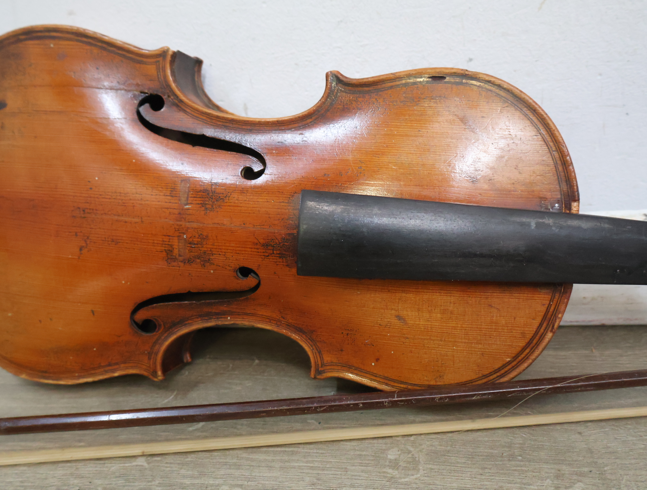 Houten viool met strijkstok, zonder brug en snaren – foto 6 – kavel bij GSD Auctions, Zoeterwoude