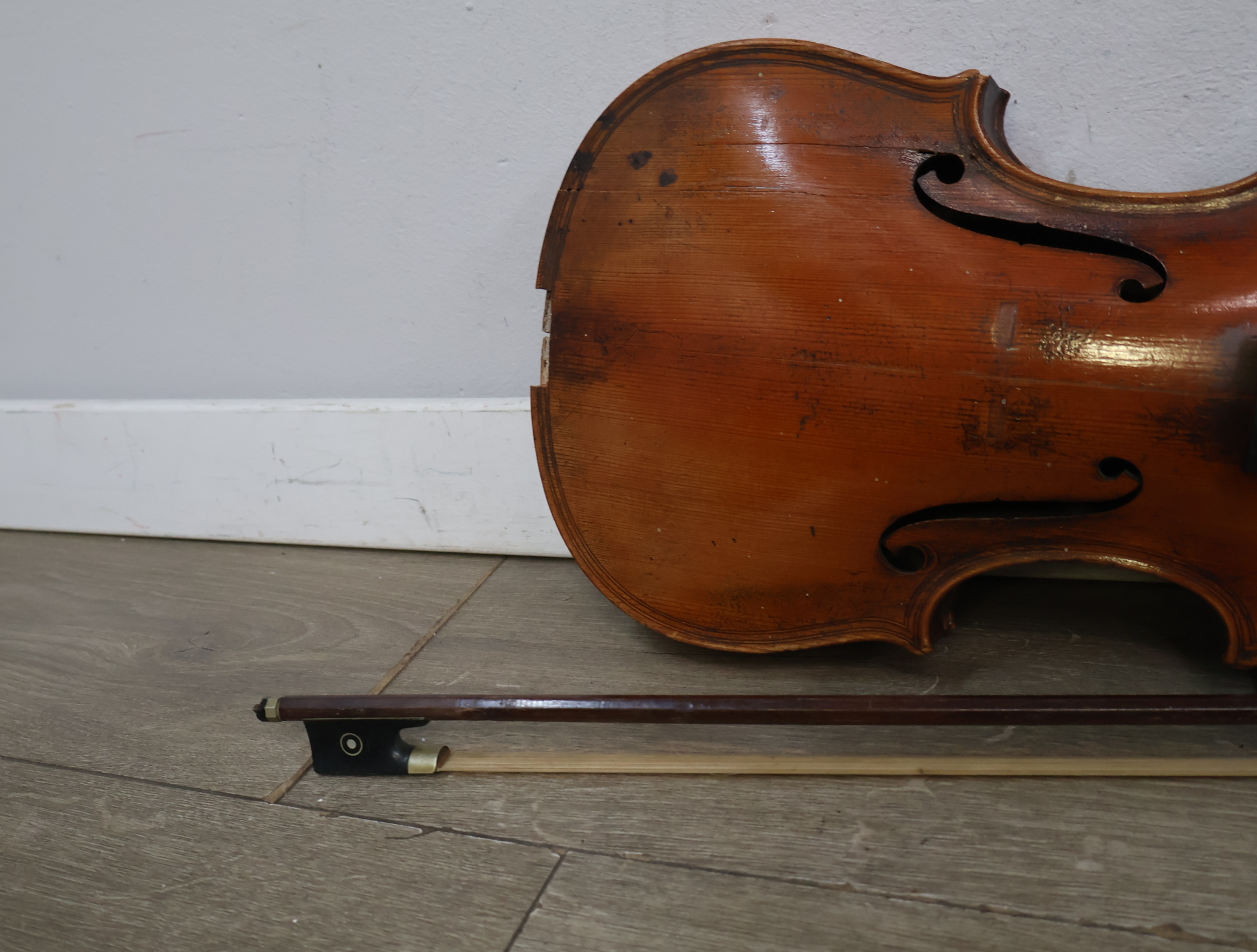 Houten viool met strijkstok, zonder brug en snaren – foto 7 – kavel bij GSD Auctions, Zoeterwoude