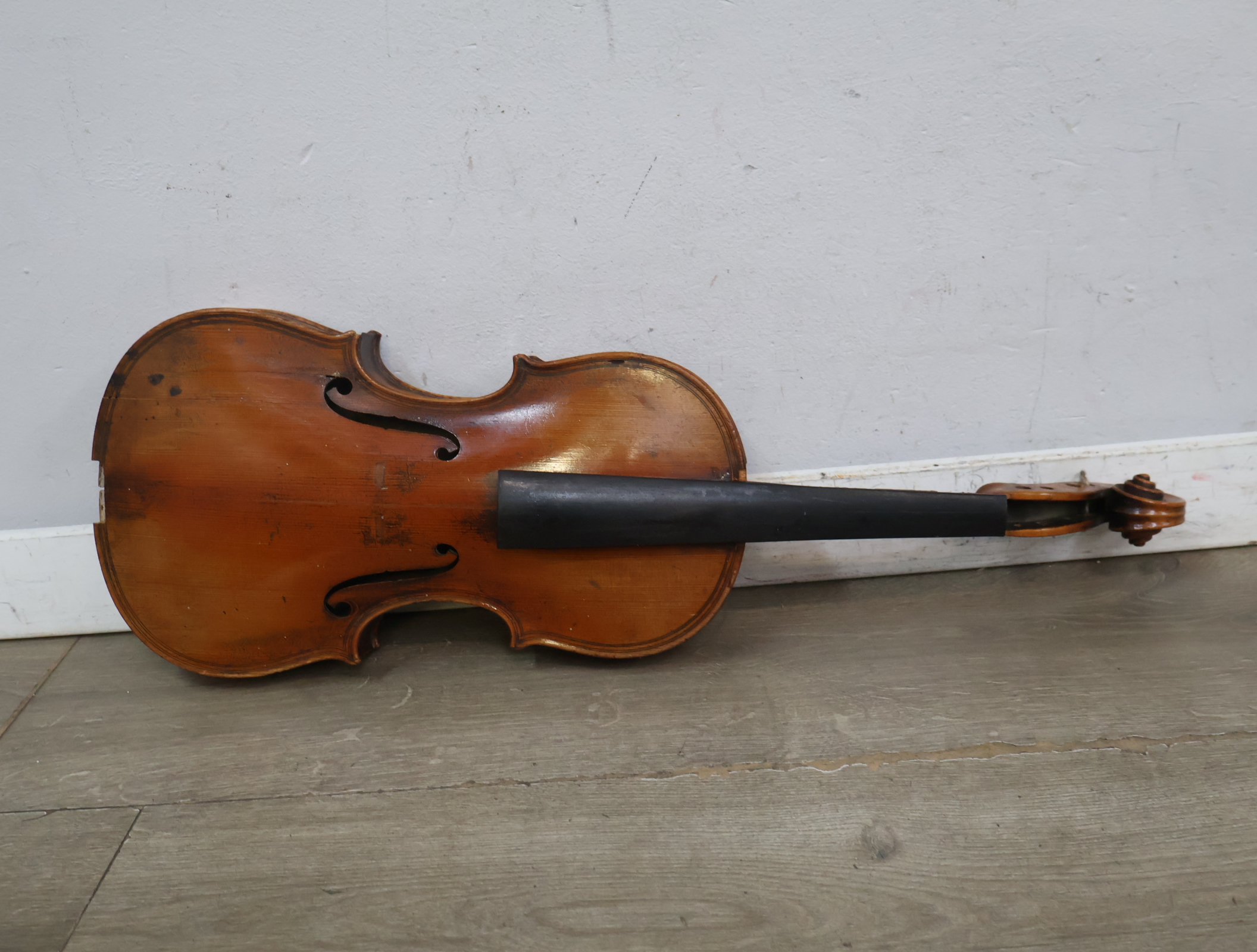 Houten viool met strijkstok, zonder brug en snaren – foto 8 – kavel bij GSD Auctions, Zoeterwoude