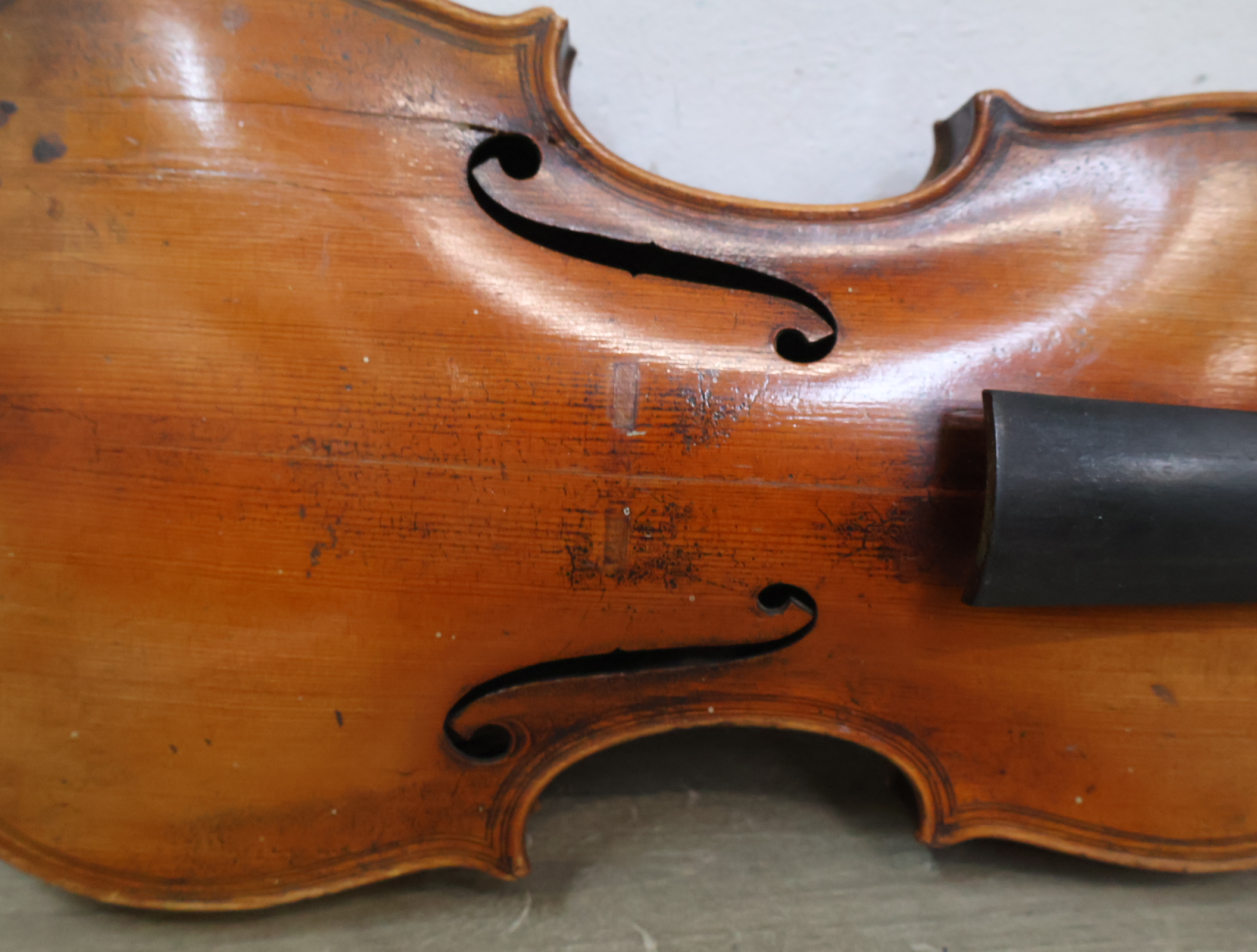 Houten viool met strijkstok, zonder brug en snaren – foto 9 – kavel bij GSD Auctions, Zoeterwoude