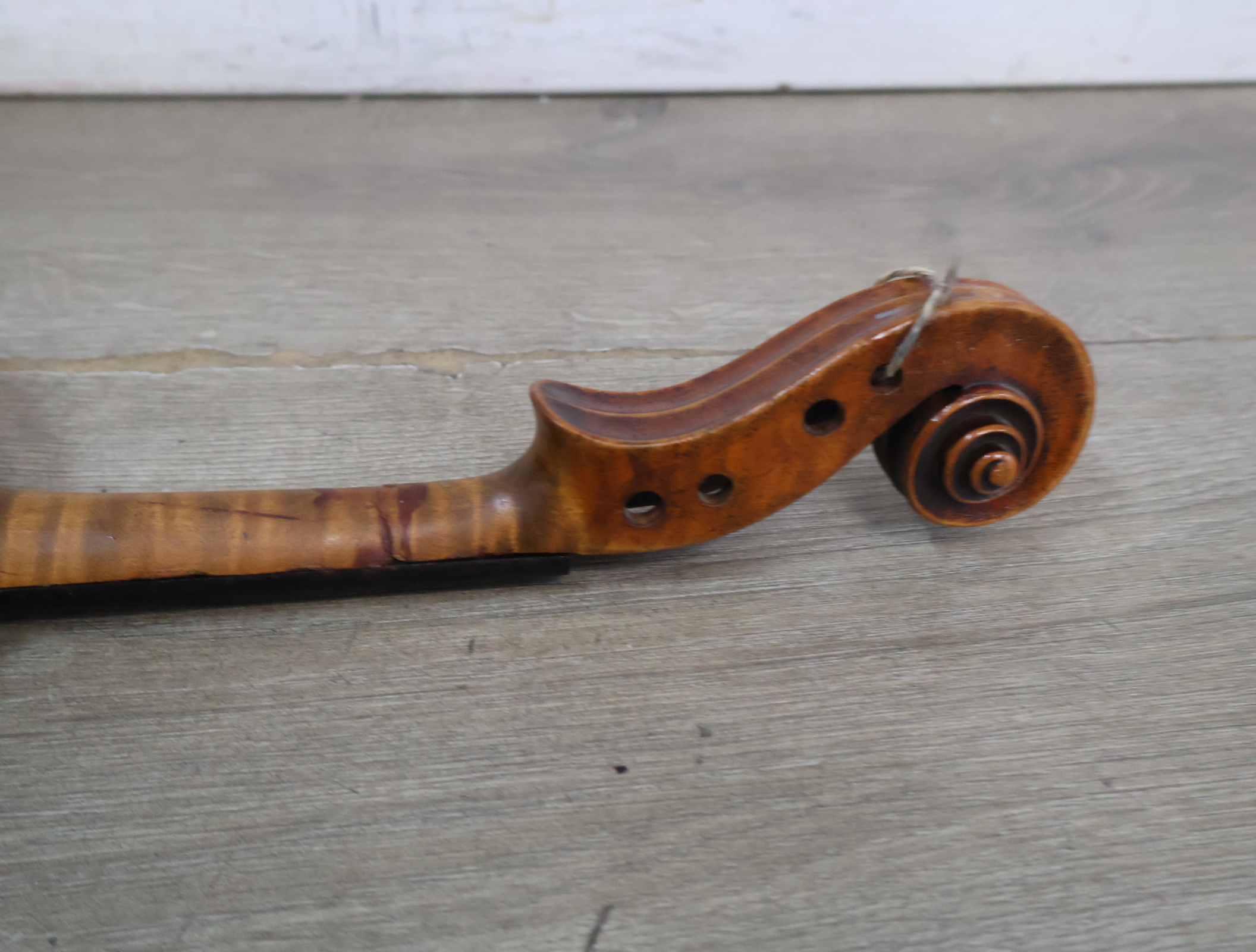 Houten viool met strijkstok, zonder brug en snaren – foto 10 – kavel bij GSD Auctions, Zoeterwoude