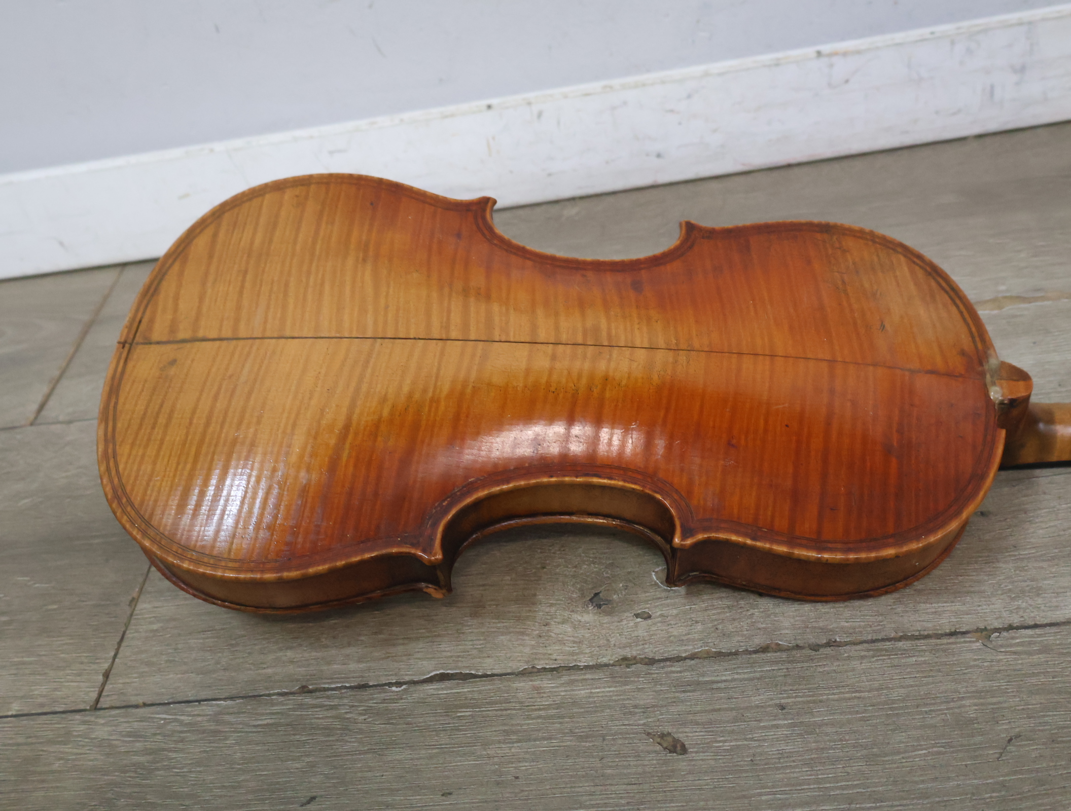 Houten viool met strijkstok, zonder brug en snaren – foto 11 – kavel bij GSD Auctions, Zoeterwoude