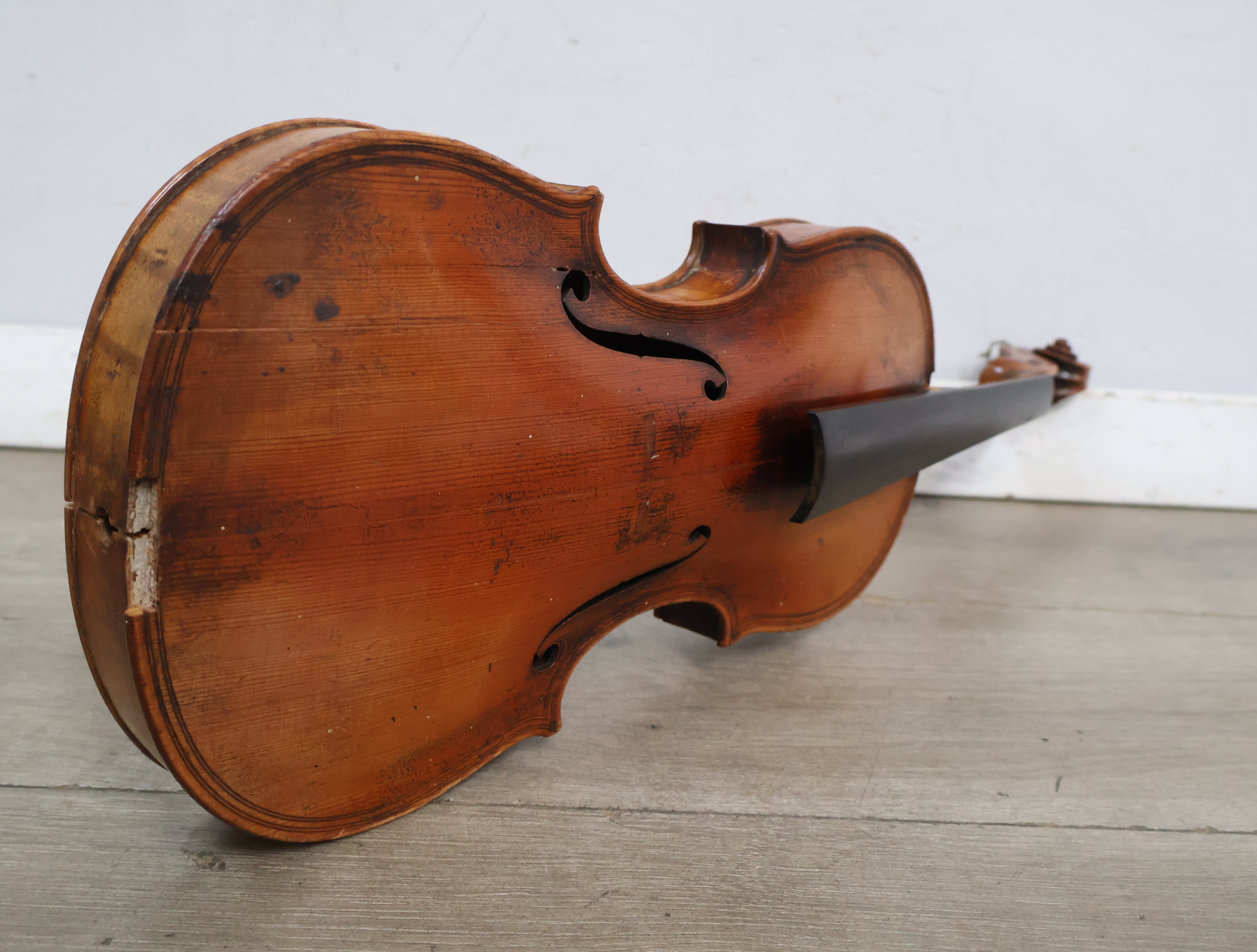 Houten viool met strijkstok, zonder brug en snaren – foto 12 – kavel bij GSD Auctions, Zoeterwoude
