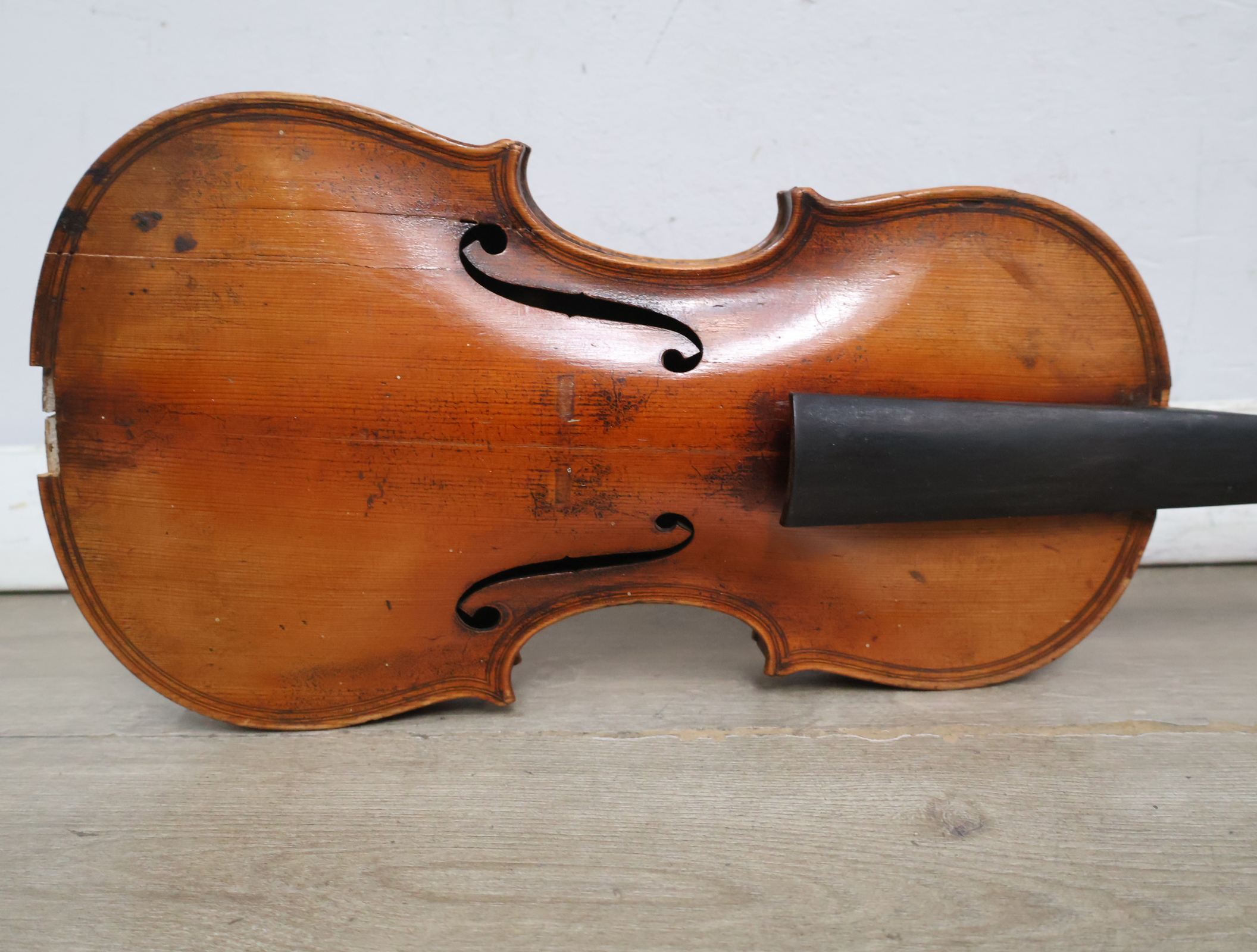 Houten viool met strijkstok, zonder brug en snaren – foto 13 – kavel bij GSD Auctions, Zoeterwoude