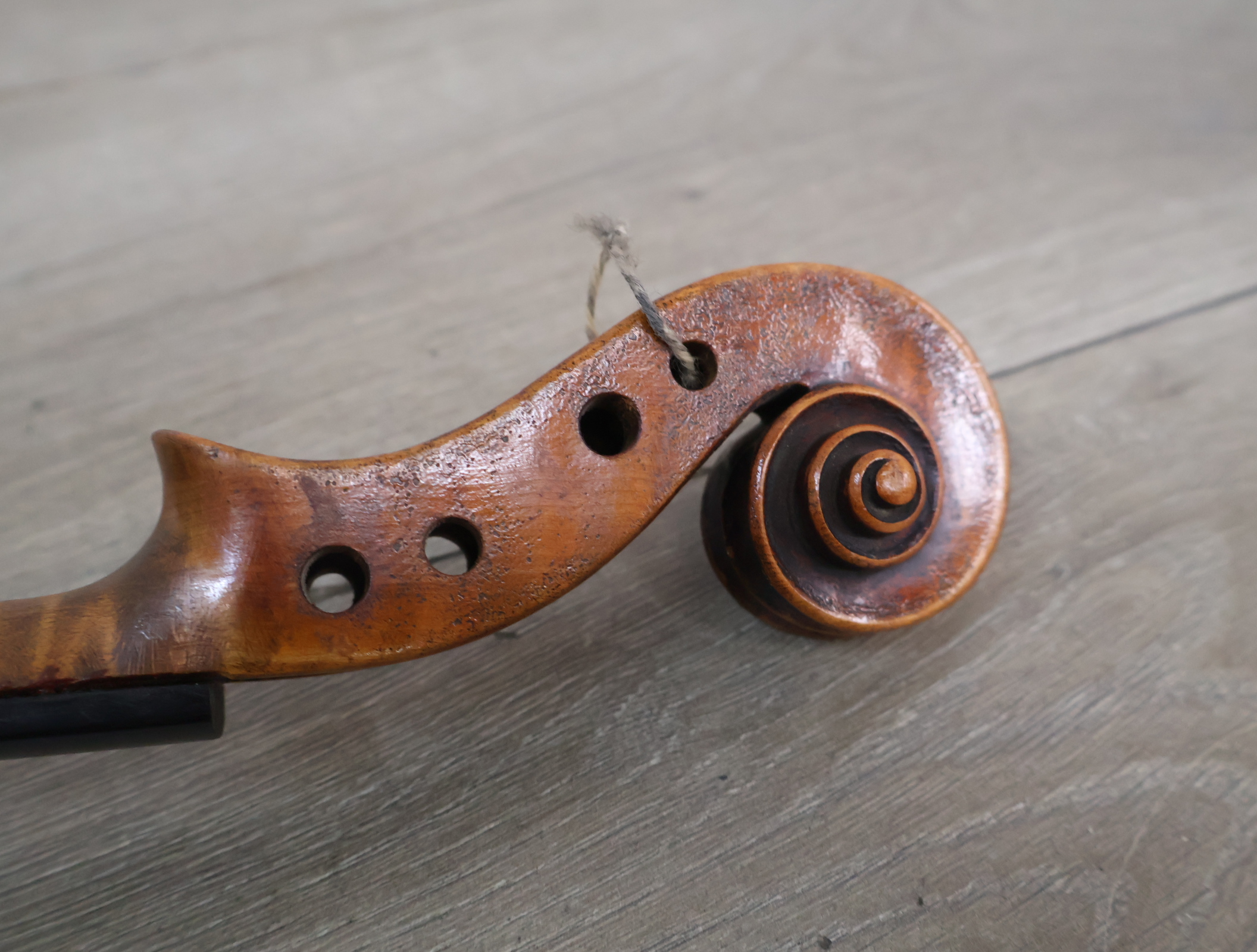 Houten viool met strijkstok, zonder brug en snaren – foto 14 – kavel bij GSD Auctions, Zoeterwoude