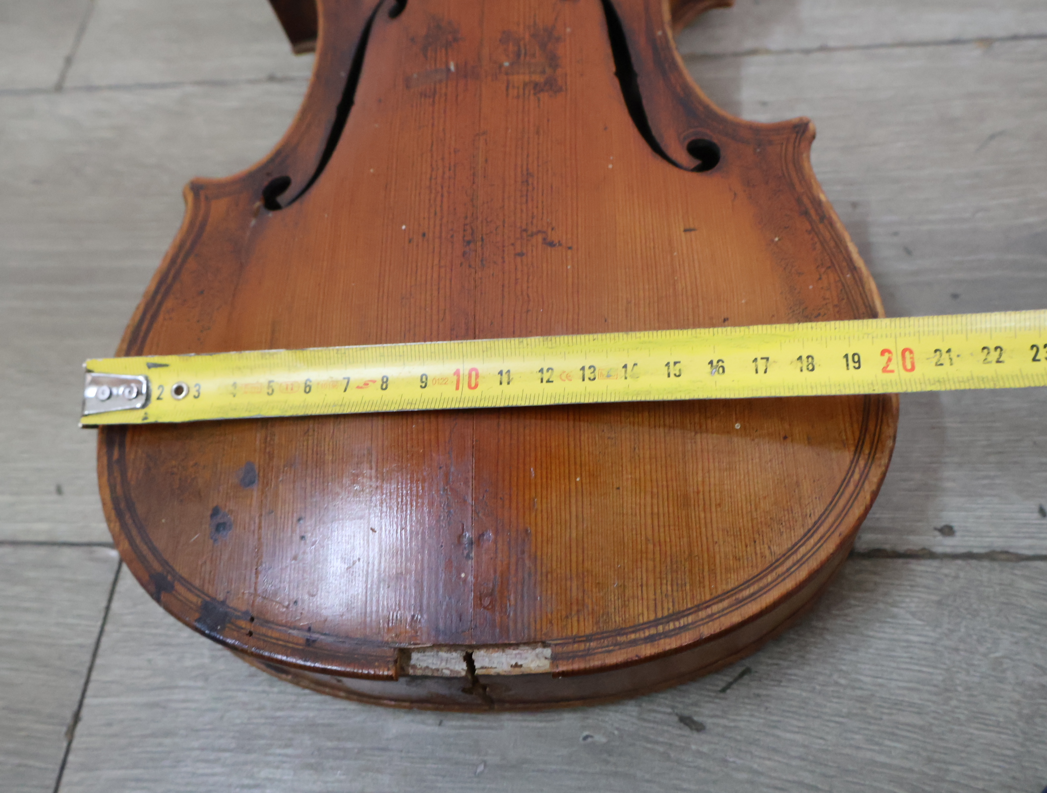 Houten viool met strijkstok, zonder brug en snaren – foto 16 – kavel bij GSD Auctions, Zoeterwoude