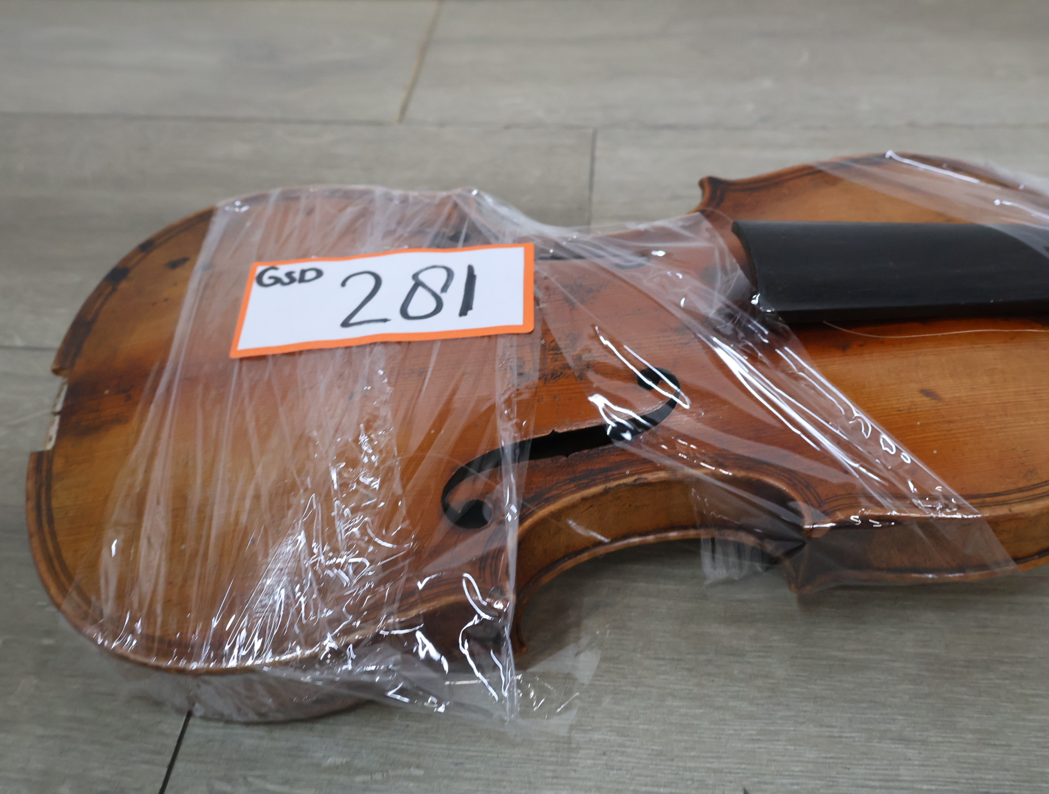 Houten viool met strijkstok, zonder brug en snaren – foto 18 – kavel bij GSD Auctions, Zoeterwoude
