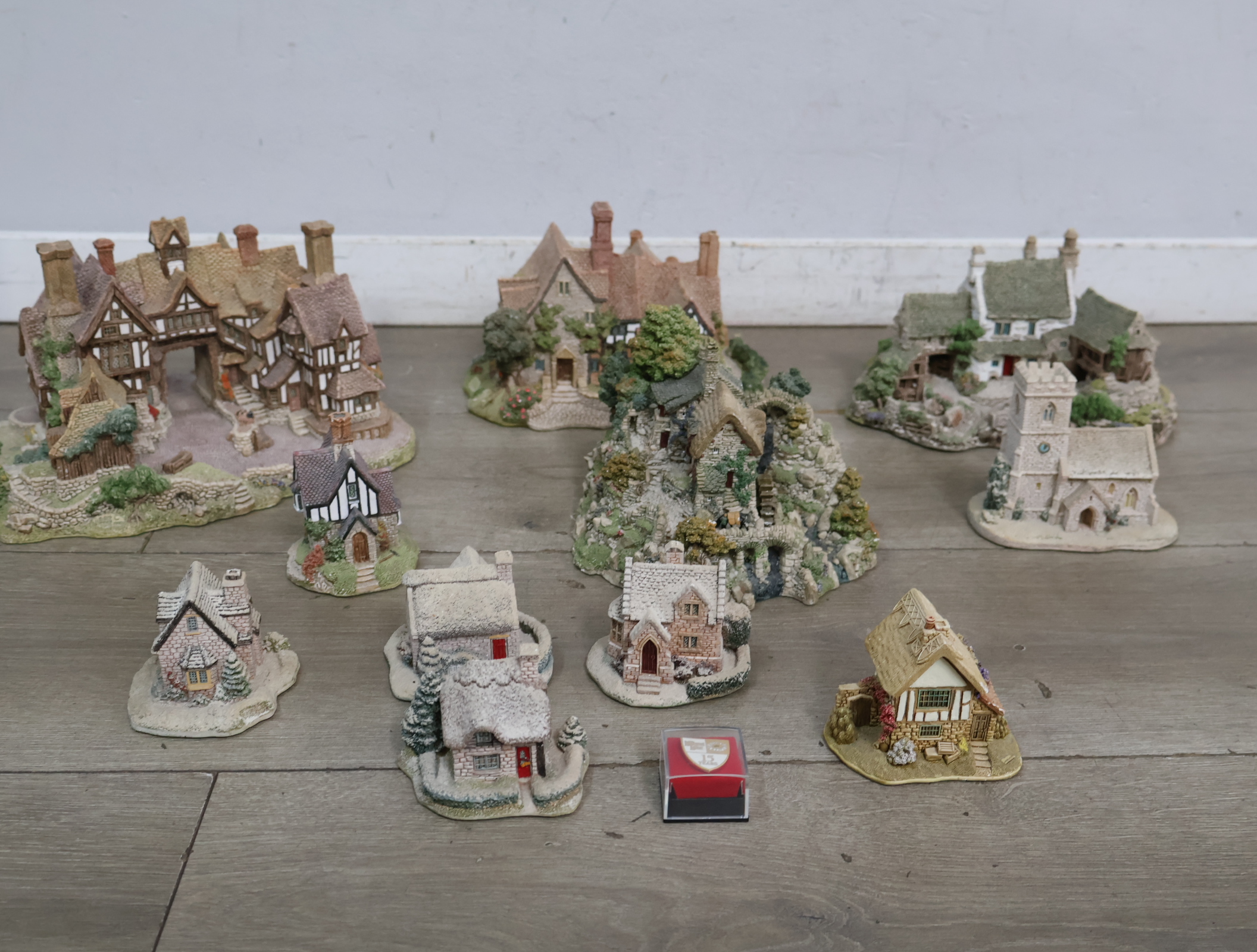 Diverse decoratieve miniatuurhuisjes – foto 3 – kavel bij GSD Auctions, Zoeterwoude