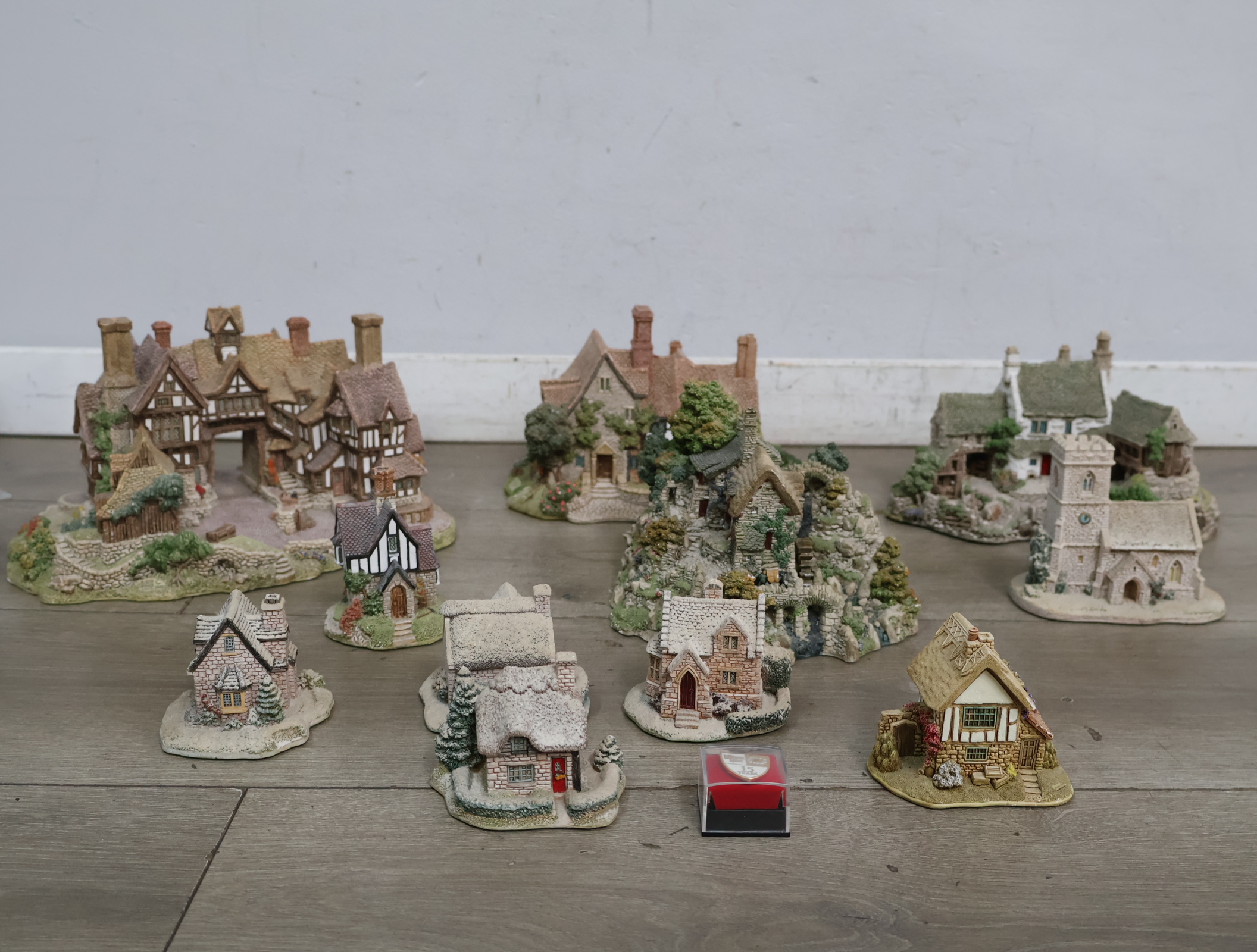 Diverse decoratieve miniatuurhuisjes – foto 4 – kavel bij GSD Auctions, Zoeterwoude
