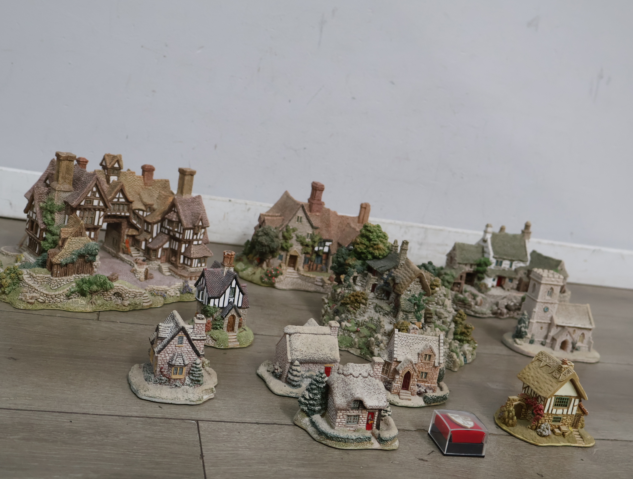 Diverse decoratieve miniatuurhuisjes – foto 5 – kavel bij GSD Auctions, Zoeterwoude