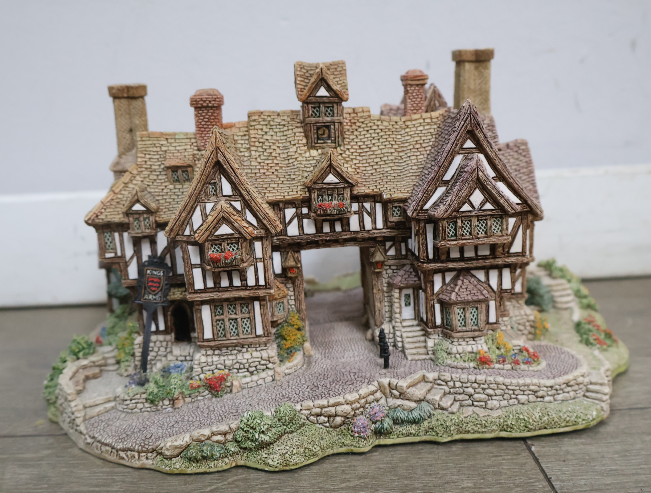 Diverse decoratieve miniatuurhuisjes – foto 13 – kavel bij GSD Auctions, Zoeterwoude