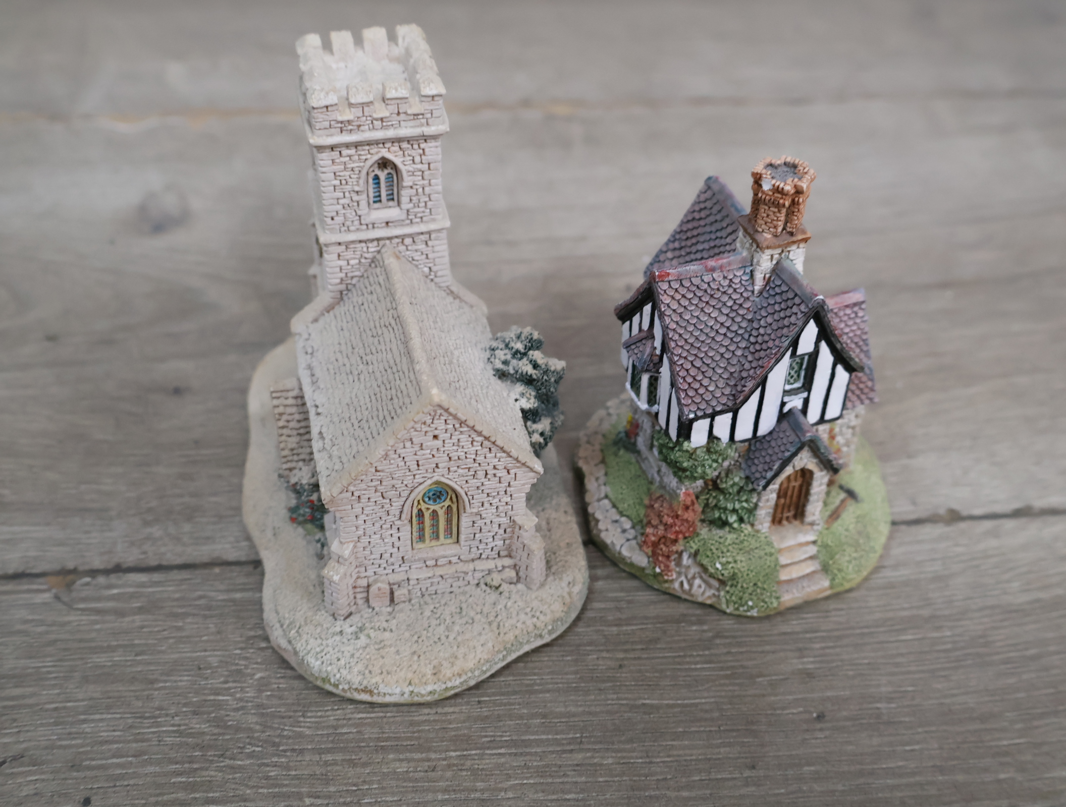 Diverse decoratieve miniatuurhuisjes – foto 24 – kavel bij GSD Auctions, Zoeterwoude