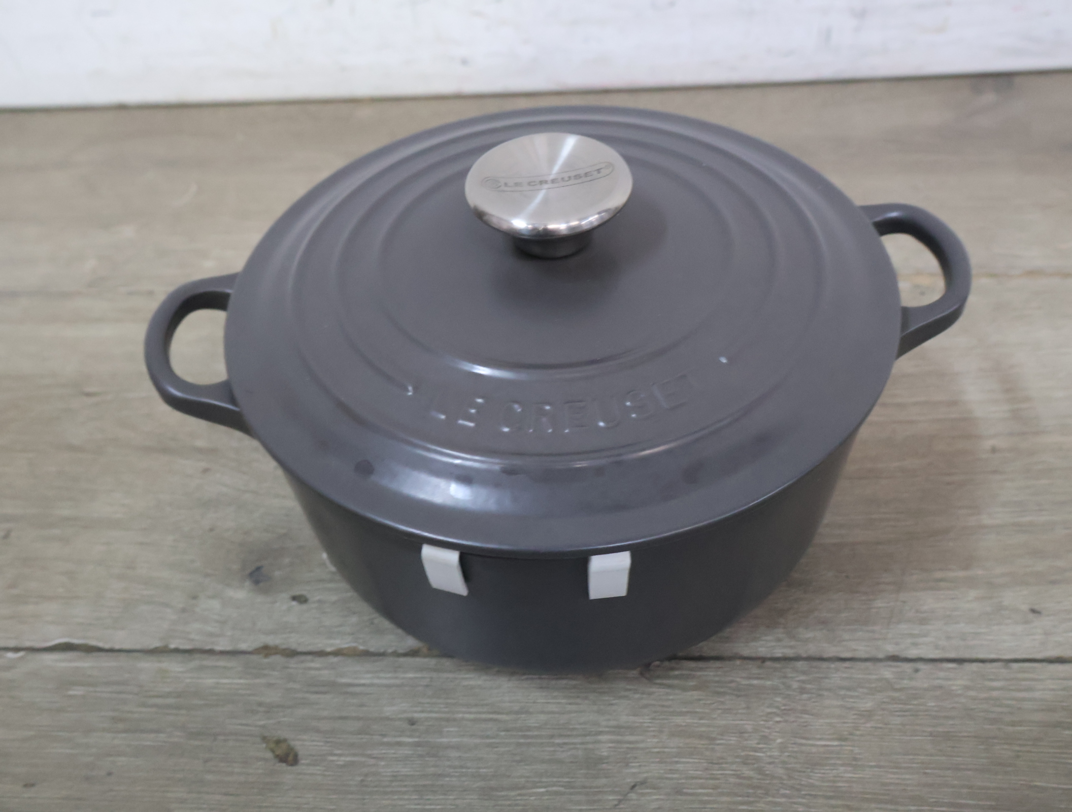 Le Creuset gietijzeren braadpan grijs – foto 3 – kavel bij GSD Auctions, Zoeterwoude