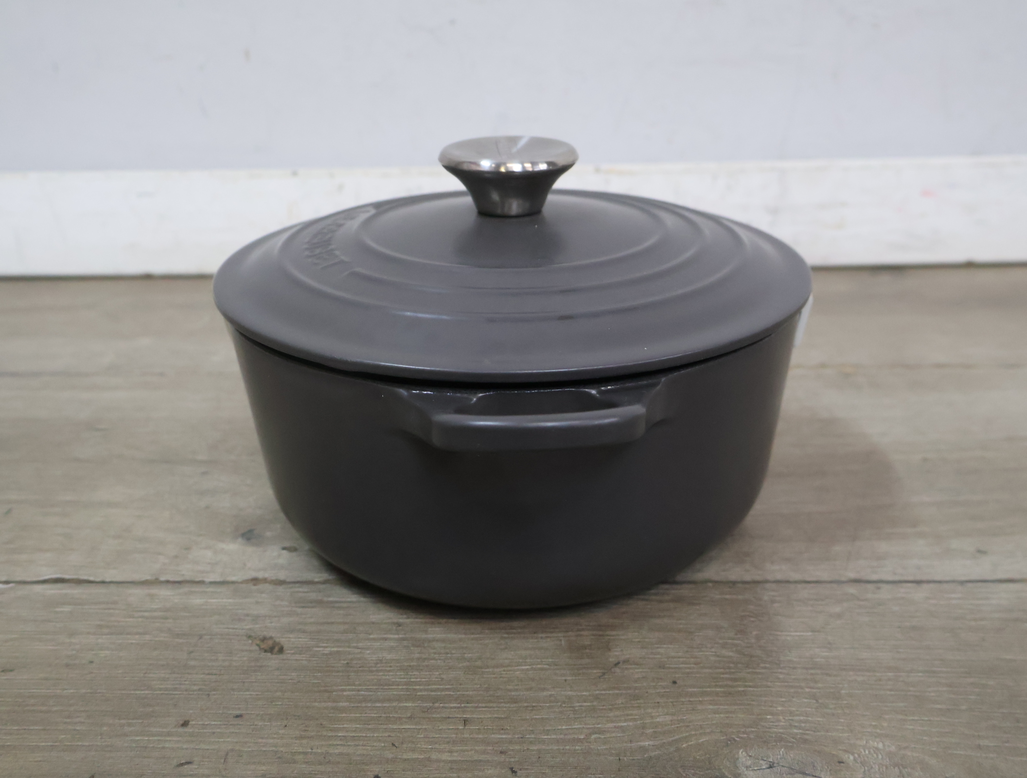 Le Creuset gietijzeren braadpan grijs – foto 5 – kavel bij GSD Auctions, Zoeterwoude