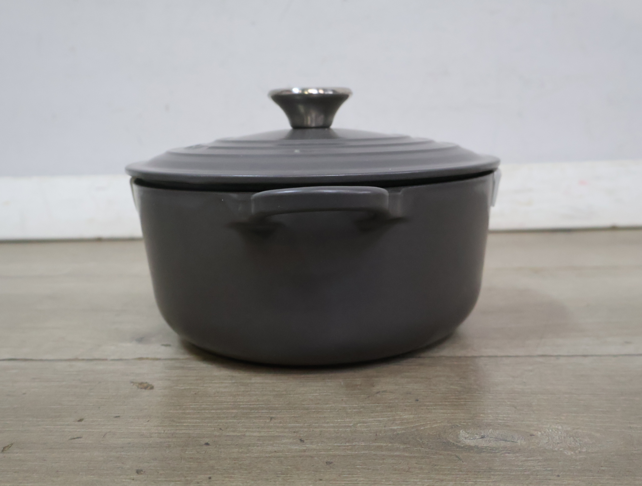 Le Creuset gietijzeren braadpan grijs – foto 6 – kavel bij GSD Auctions, Zoeterwoude